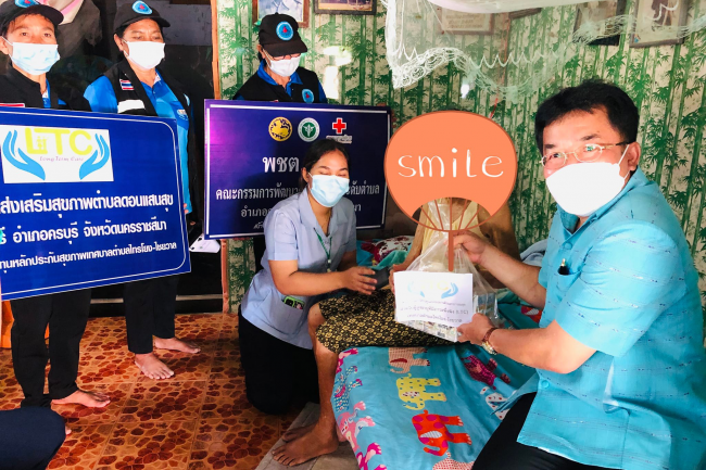 วันที่ 24 มิถุนายน 2565 เทศบาลตำบลไทรโยง-ไชยวาล ร่วมกับคณะเจ้าหน้าที่โรงพยาบาลส่งเสริมสุขภาพตำบลดอนแสนสุข CG ออกตรวจเยี่ยมผู้สูงอายุที่มีภาวะพึ่งพึง จำนวน 15 ราย พร้อมกับมอบสิ่งของเครื่องอุปโภคบริโภค