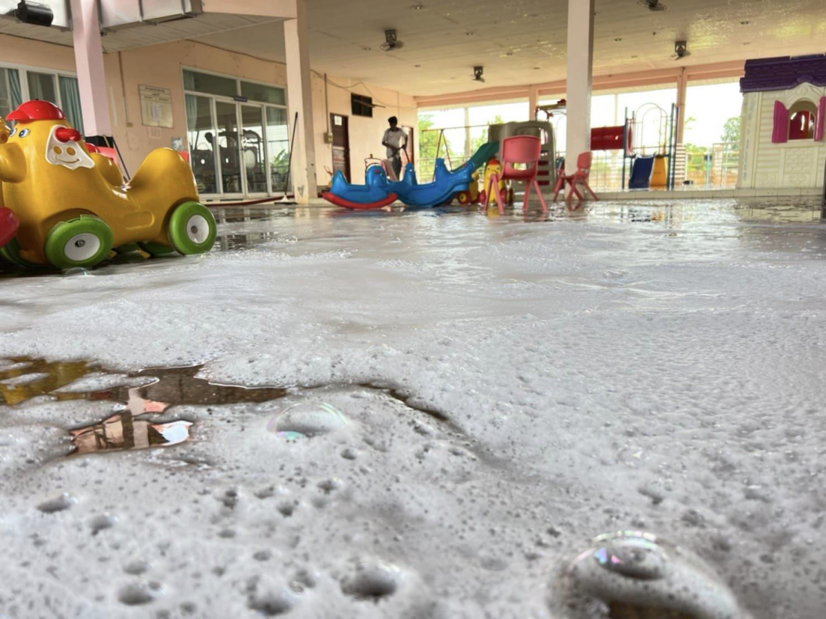 วันที่ 24 สิงหาคม 2565 ศูนย์พัฒนาเด็กเล็กเทศบาลตำบลไทรโยง-ไชยวาล ได้ดำเนินการล้างทำความสะอาดของเล่น ของใช้ และบริเวณโดยรอบอาคาร ตามมาตรการการป้องกันการแพร่ระบาดของโรค หลังจากตรวจพบว่ามีนักเรียนในศูนย์พัฒนาเด็กเล็กฯ เป็นโรคมือเท้าปาก