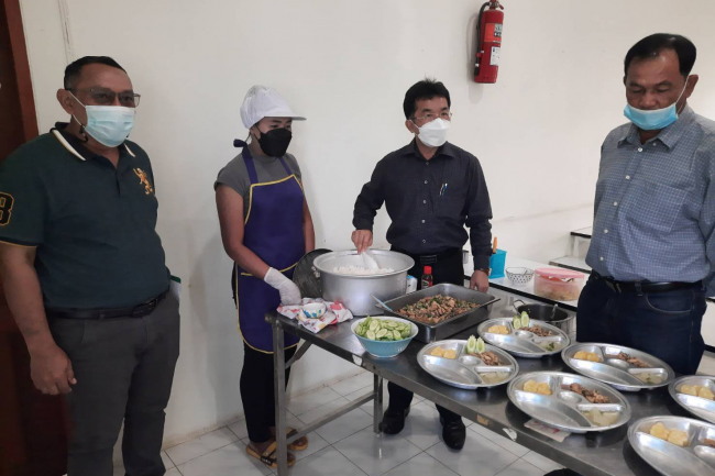 นายวุฒิชัย ตันสำโรง นายกเทศมนตรีตำบลไทรโยง-ไชยวาล คณะผู้บริหาร และคณะทำงานติดตามและประเมินผลการใช้จ่ายเงินอุดหนุน ปีงบประมาณ 2565 ได้ออกตรวจเยี่ยมและตรวจสอบการจัดทำอาหารกลางวันให้กับเด็กนักเรียนในพื้นที่รับผิดชอบ