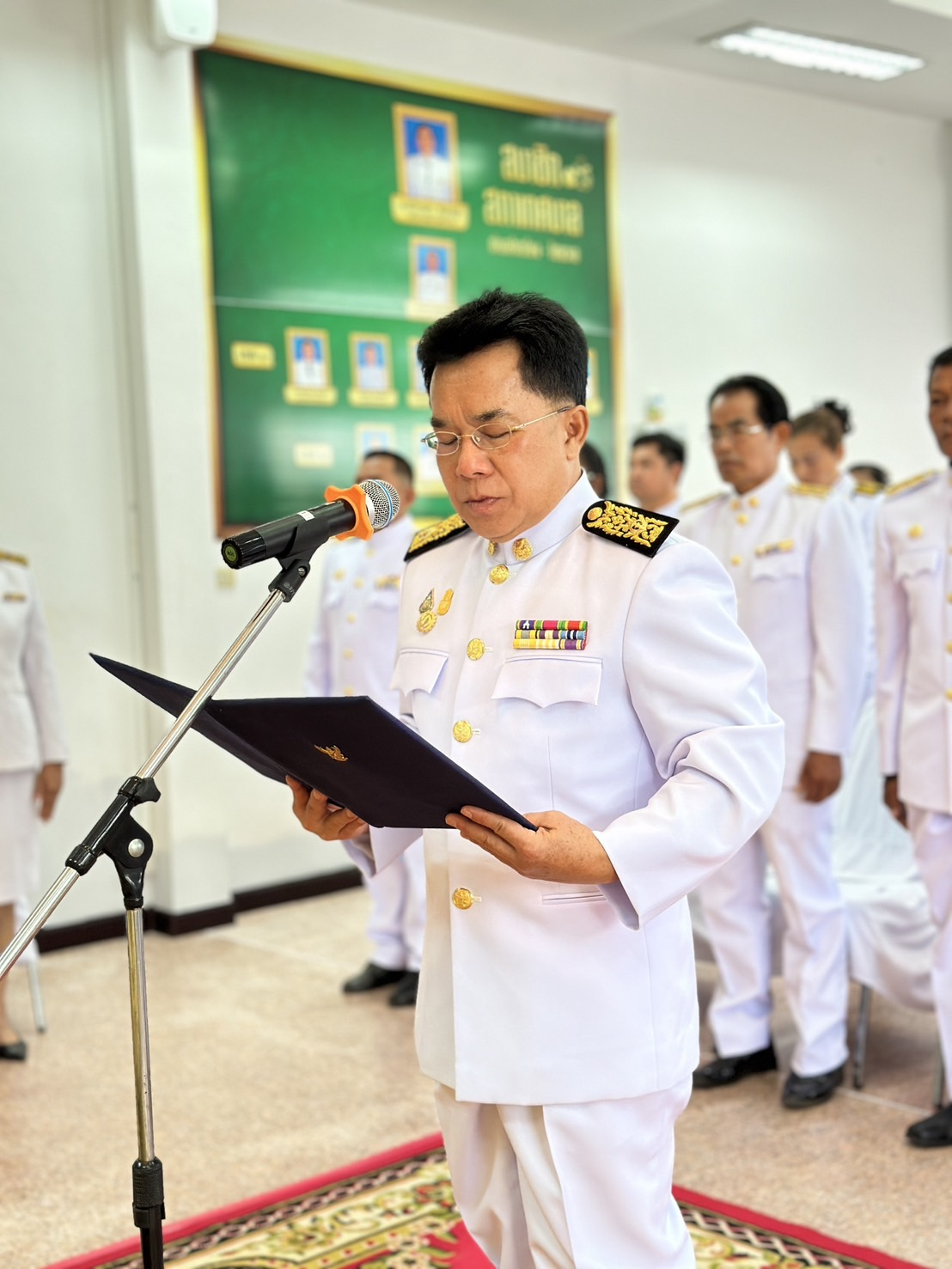 พิธีรับพระราชทานพระบรมฉายาลักษณ์ พระบาทสมเด็จพระเจ้าอยู่หัวและสมเด็จพระนางเจ้าฯบรมราชินี 