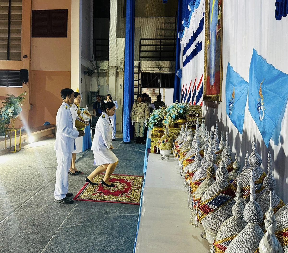 พิธีถวายเครื่องราชสักการะและวางพานพุ่ม และพิธีจุดเทียนถวายพระพรชัยมงคล เพื่อเฉลิมพระเกียรติสมเด็จพระนางเจ้าสิริกิติ์ พระบรมราชินีนาถ พระบรมราชชนนีพันปีหลวง