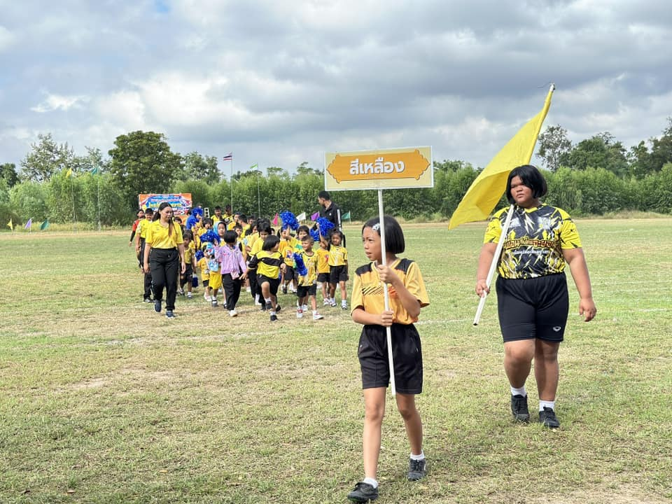 เทศบาลตำบลไทรโยง-ไชยวาล ร่วมชมกิจกรรม กีฬาสีภายในโรงเรียนบ้านไชยวาล