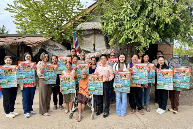 เทศบาลตำบลไทรโยง-ไชยวาล มอบปฏิทินสวัสดีปีใหม่ 2568