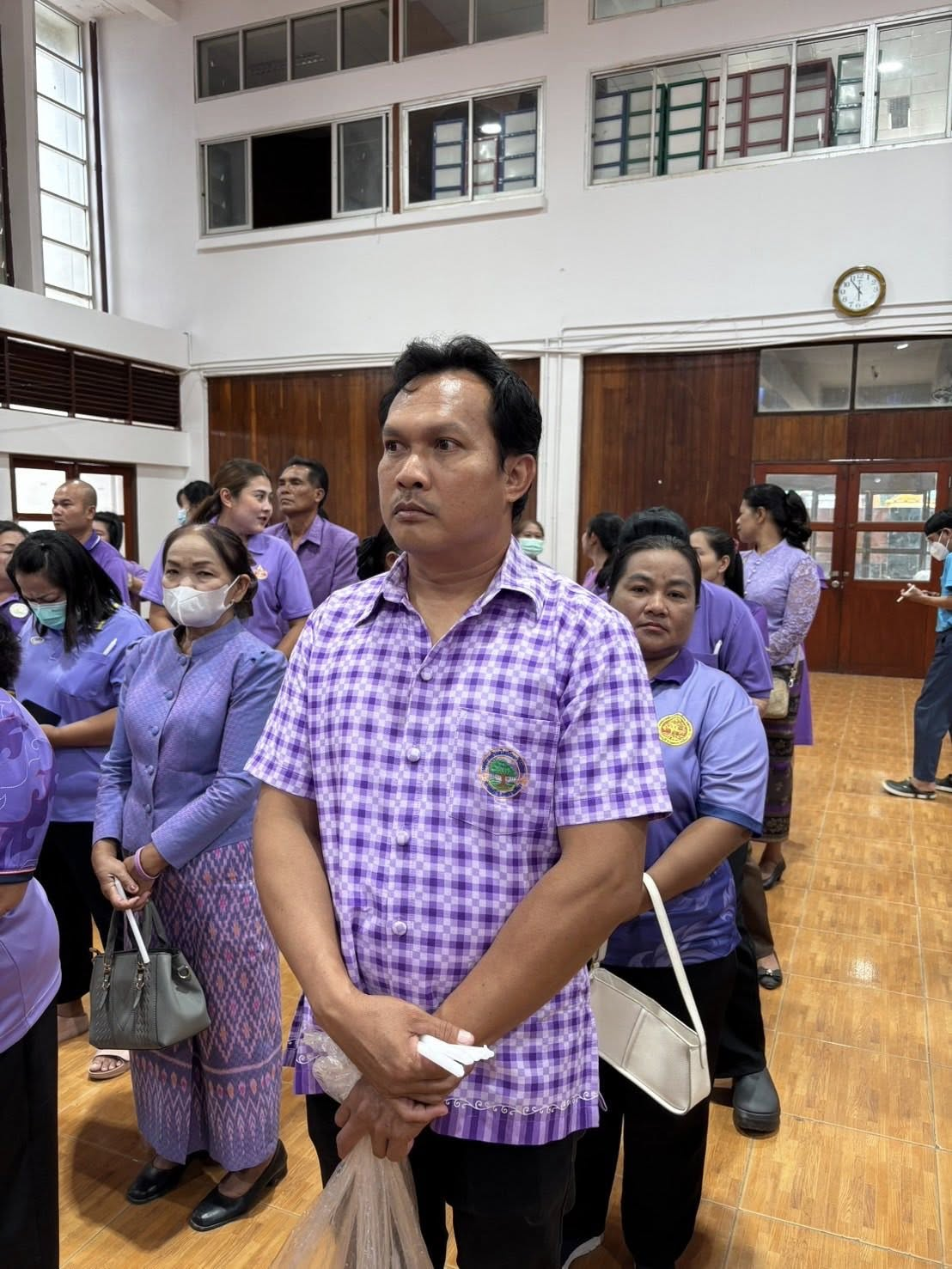 นางสาวสุดใจ ศรีระกิ่ง ปลัดเทศบาล ปฎิบัติหน้าที่นายกเทศมนตรีตำบลไทรโยง -ไชยวาล พร้อมด้วยจ่าเอกสมโภชน์ อินทรงรัมย์ รองปลัดเทศบาล และพนักงานเจ้าหน้าที่เทศบาลฯ ร่วมพิธีถวายเครื่องราชสักการะและวางพานพุ่ม และพิธีจุดเทียนถวายพระพรชัยมงคล ในกิจกรรมเฉลิมพระเกียรติสมเด็จพระนางเจ้าฯ พระบรมราชินี เนื่องในโอกาสวันเฉลิมพระชนมพรรษา “ 3 มิถุนายน 2568 ” ณ ศาลาประชาคมอำเภอครบุรี