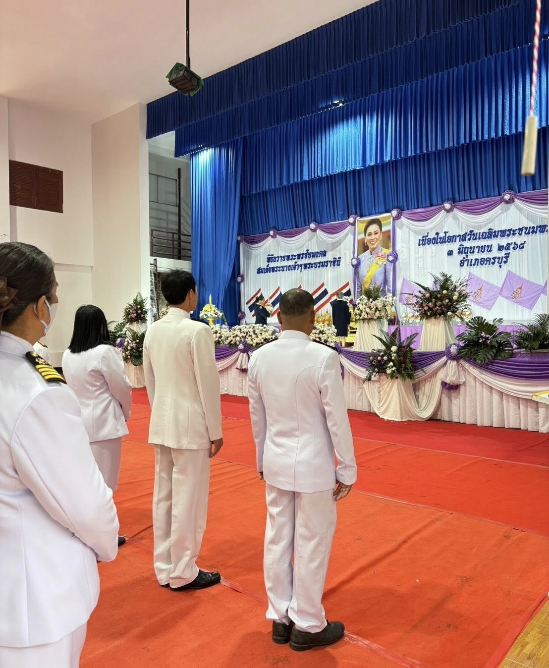 นางสาวสุดใจ ศรีระกิ่ง ปลัดเทศบาล ปฎิบัติหน้าที่นายกเทศมนตรีตำบลไทรโยง -ไชยวาล พร้อมด้วยจ่าเอกสมโภชน์ อินทรงรัมย์ รองปลัดเทศบาล และพนักงานเจ้าหน้าที่เทศบาลฯ ร่วมพิธีถวายเครื่องราชสักการะและวางพานพุ่ม และพิธีจุดเทียนถวายพระพรชัยมงคล ในกิจกรรมเฉลิมพระเกียรติสมเด็จพระนางเจ้าฯ พระบรมราชินี เนื่องในโอกาสวันเฉลิมพระชนมพรรษา “ 3 มิถุนายน 2568 ” ณ ศาลาประชาคมอำเภอครบุรี