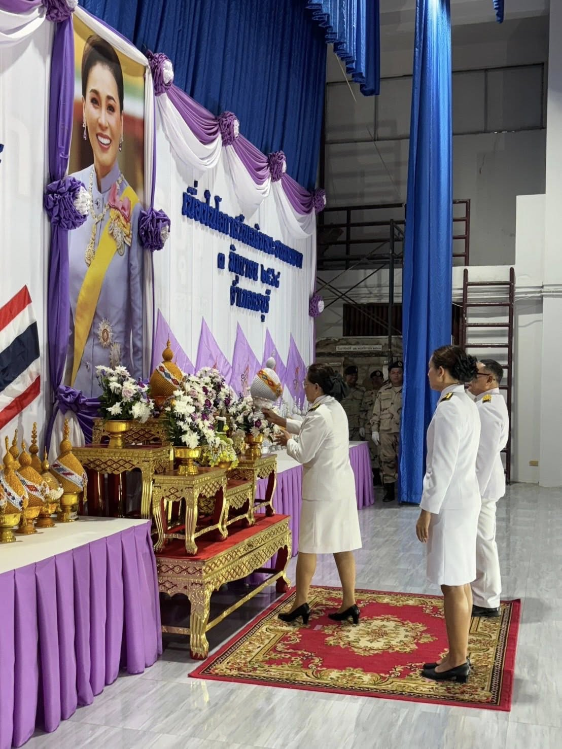 นางสาวสุดใจ ศรีระกิ่ง ปลัดเทศบาล ปฎิบัติหน้าที่นายกเทศมนตรีตำบลไทรโยง -ไชยวาล พร้อมด้วยจ่าเอกสมโภชน์ อินทรงรัมย์ รองปลัดเทศบาล และพนักงานเจ้าหน้าที่เทศบาลฯ ร่วมพิธีถวายเครื่องราชสักการะและวางพานพุ่ม และพิธีจุดเทียนถวายพระพรชัยมงคล ในกิจกรรมเฉลิมพระเกียรติสมเด็จพระนางเจ้าฯ พระบรมราชินี เนื่องในโอกาสวันเฉลิมพระชนมพรรษา “ 3 มิถุนายน 2568 ” ณ ศาลาประชาคมอำเภอครบุรี