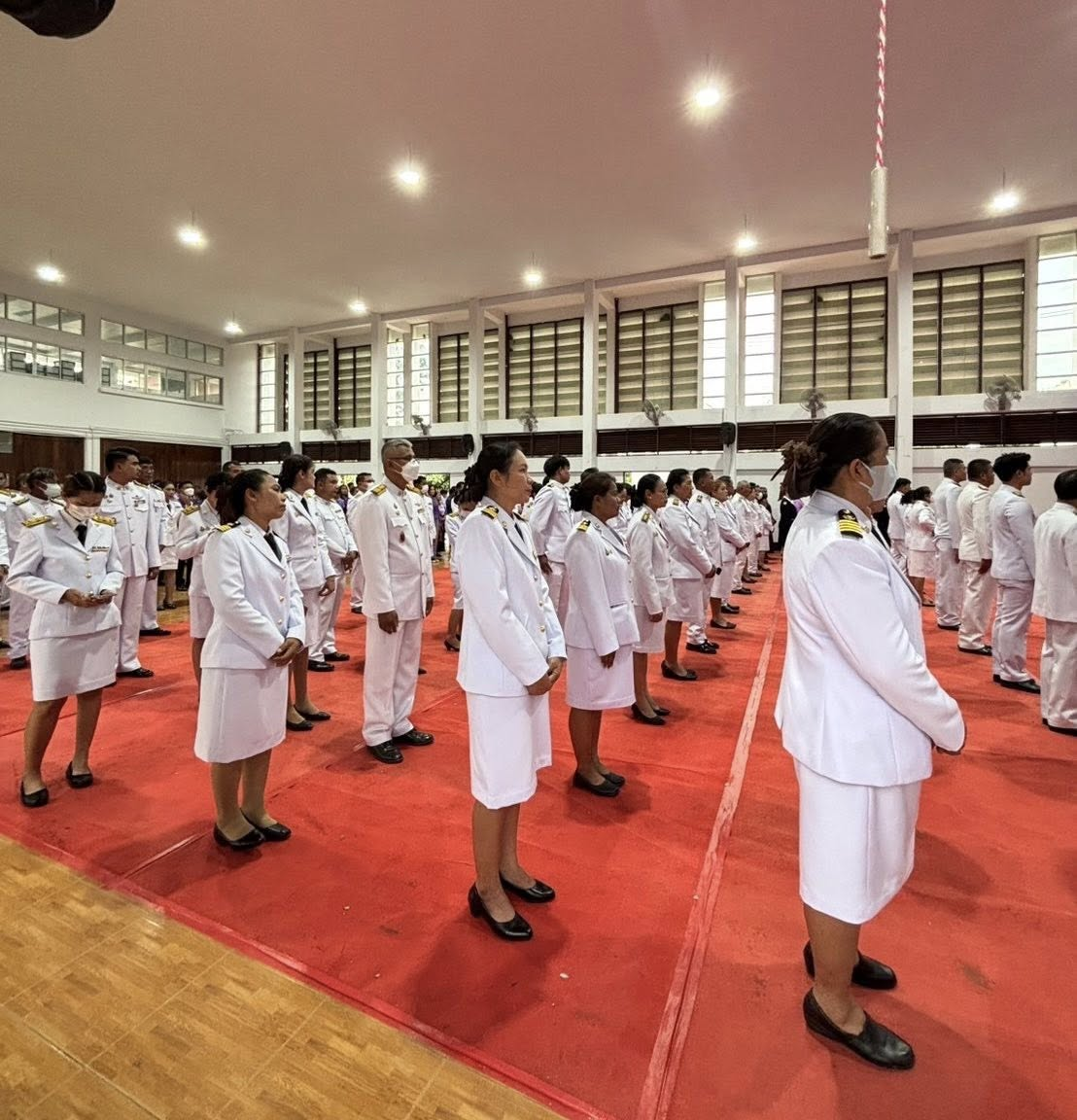นางสาวสุดใจ ศรีระกิ่ง ปลัดเทศบาล ปฎิบัติหน้าที่นายกเทศมนตรีตำบลไทรโยง -ไชยวาล พร้อมด้วยจ่าเอกสมโภชน์ อินทรงรัมย์ รองปลัดเทศบาล และพนักงานเจ้าหน้าที่เทศบาลฯ ร่วมพิธีถวายเครื่องราชสักการะและวางพานพุ่ม และพิธีจุดเทียนถวายพระพรชัยมงคล ในกิจกรรมเฉลิมพระเกียรติสมเด็จพระนางเจ้าฯ พระบรมราชินี เนื่องในโอกาสวันเฉลิมพระชนมพรรษา “ 3 มิถุนายน 2568 ” ณ ศาลาประชาคมอำเภอครบุรี