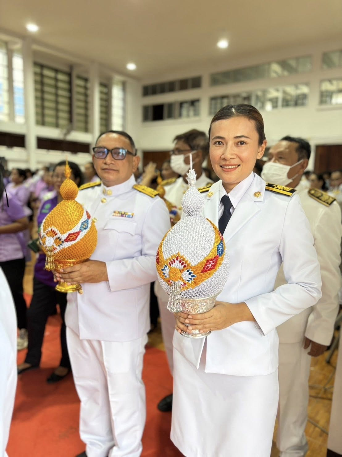 นางสาวสุดใจ ศรีระกิ่ง ปลัดเทศบาล ปฎิบัติหน้าที่นายกเทศมนตรีตำบลไทรโยง -ไชยวาล พร้อมด้วยจ่าเอกสมโภชน์ อินทรงรัมย์ รองปลัดเทศบาล และพนักงานเจ้าหน้าที่เทศบาลฯ ร่วมพิธีถวายเครื่องราชสักการะและวางพานพุ่ม และพิธีจุดเทียนถวายพระพรชัยมงคล ในกิจกรรมเฉลิมพระเกียรติสมเด็จพระนางเจ้าฯ พระบรมราชินี เนื่องในโอกาสวันเฉลิมพระชนมพรรษา “ 3 มิถุนายน 2568 ” ณ ศาลาประชาคมอำเภอครบุรี