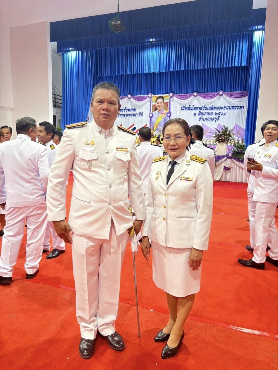 นางสาวสุดใจ ศรีระกิ่ง ปลัดเทศบาล ปฎิบัติหน้าที่นายกเทศมนตรีตำบลไทรโยง -ไชยวาล พร้อมด้วยจ่าเอกสมโภชน์ อินทรงรัมย์ รองปลัดเทศบาล และพนักงานเจ้าหน้าที่เทศบาลฯ ร่วมพิธีถวายเครื่องราชสักการะและวางพานพุ่ม และพิธีจุดเทียนถวายพระพรชัยมงคล ในกิจกรรมเฉลิมพระเกียรติสมเด็จพระนางเจ้าฯ พระบรมราชินี เนื่องในโอกาสวันเฉลิมพระชนมพรรษา “ 3 มิถุนายน 2568 ” ณ ศาลาประชาคมอำเภอครบุรี