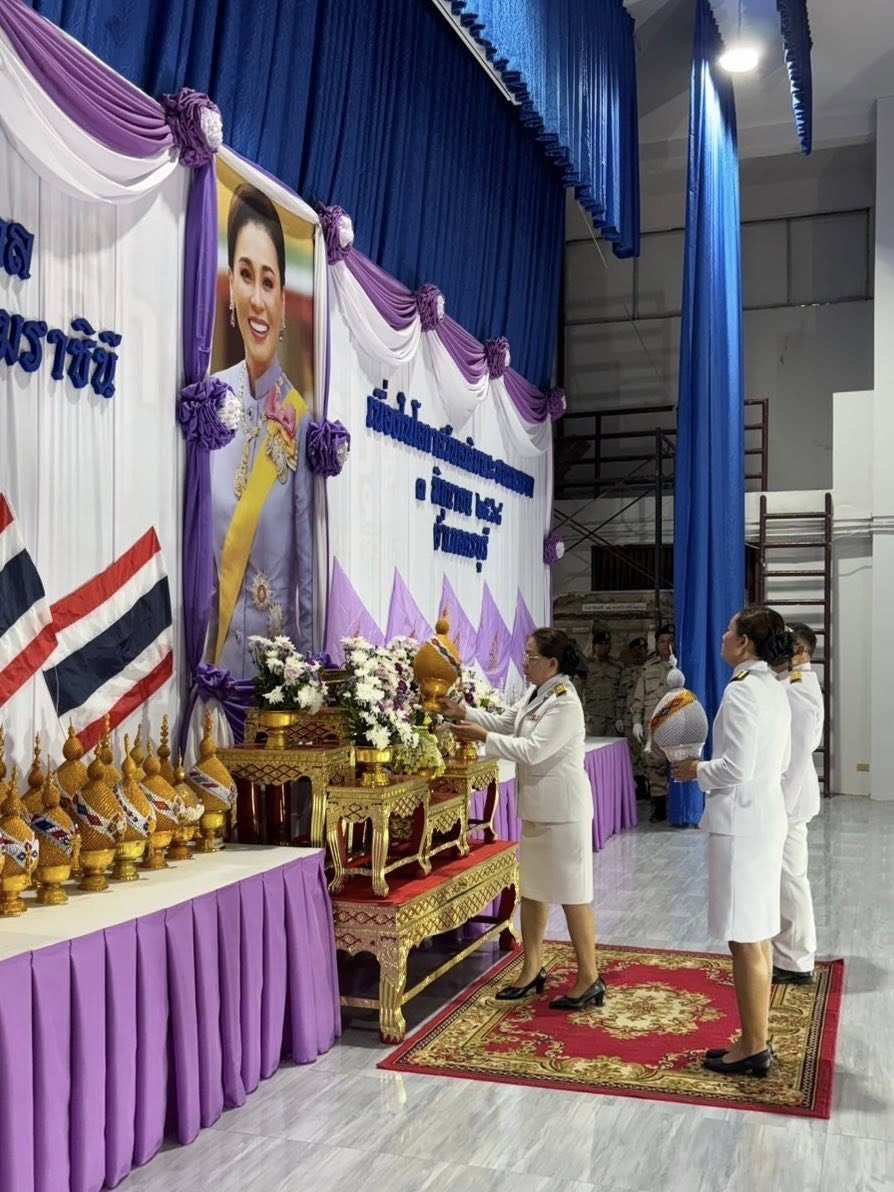 นางสาวสุดใจ ศรีระกิ่ง ปลัดเทศบาล ปฎิบัติหน้าที่นายกเทศมนตรีตำบลไทรโยง -ไชยวาล พร้อมด้วยจ่าเอกสมโภชน์ อินทรงรัมย์ รองปลัดเทศบาล และพนักงานเจ้าหน้าที่เทศบาลฯ ร่วมพิธีถวายเครื่องราชสักการะและวางพานพุ่ม และพิธีจุดเทียนถวายพระพรชัยมงคล ในกิจกรรมเฉลิมพระเกียรติสมเด็จพระนางเจ้าฯ พระบรมราชินี เนื่องในโอกาสวันเฉลิมพระชนมพรรษา “ 3 มิถุนายน 2568 ” ณ ศาลาประชาคมอำเภอครบุรี