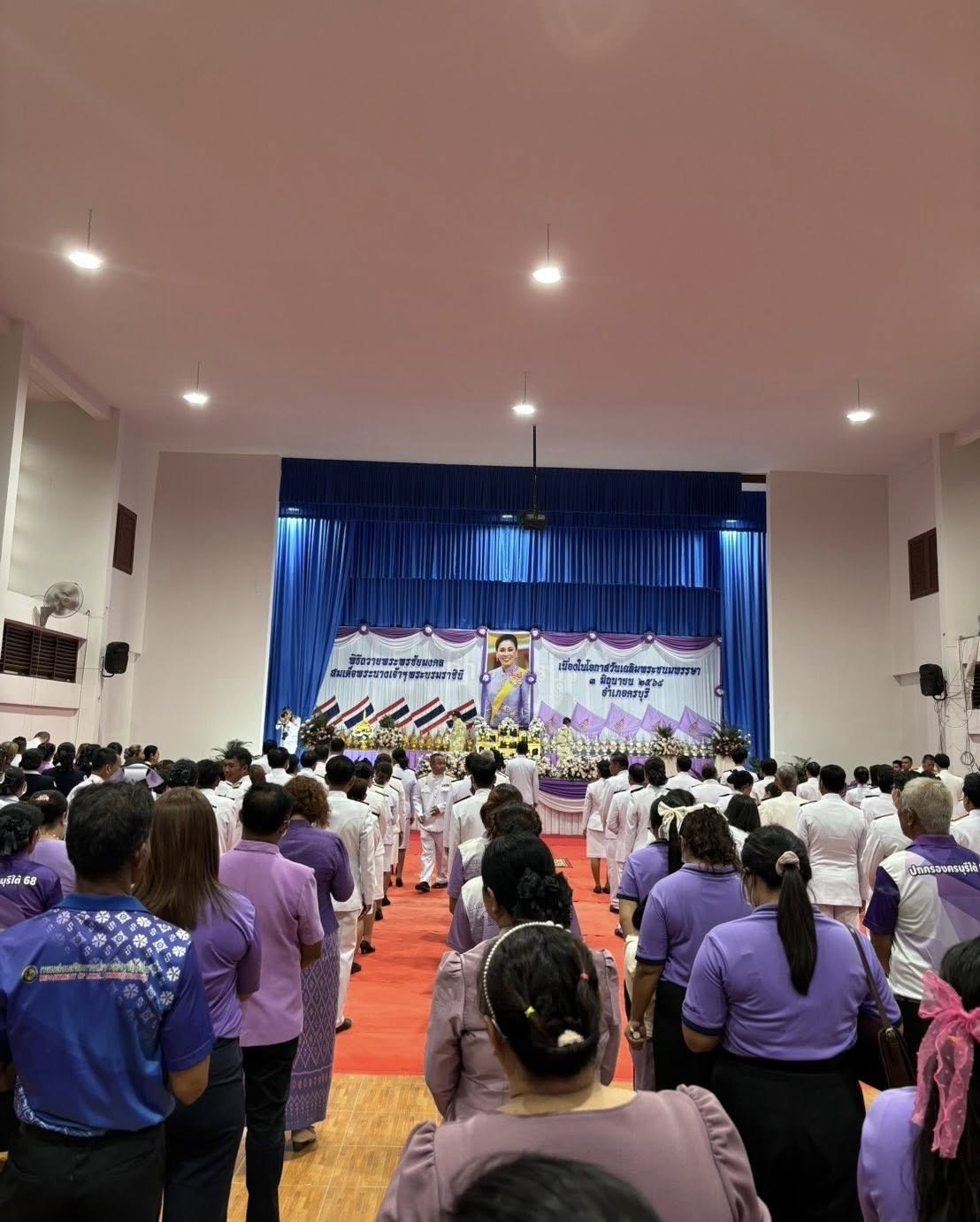 นางสาวสุดใจ ศรีระกิ่ง ปลัดเทศบาล ปฎิบัติหน้าที่นายกเทศมนตรีตำบลไทรโยง -ไชยวาล พร้อมด้วยจ่าเอกสมโภชน์ อินทรงรัมย์ รองปลัดเทศบาล และพนักงานเจ้าหน้าที่เทศบาลฯ ร่วมพิธีถวายเครื่องราชสักการะและวางพานพุ่ม และพิธีจุดเทียนถวายพระพรชัยมงคล ในกิจกรรมเฉลิมพระเกียรติสมเด็จพระนางเจ้าฯ พระบรมราชินี เนื่องในโอกาสวันเฉลิมพระชนมพรรษา “ 3 มิถุนายน 2568 ” ณ ศาลาประชาคมอำเภอครบุรี