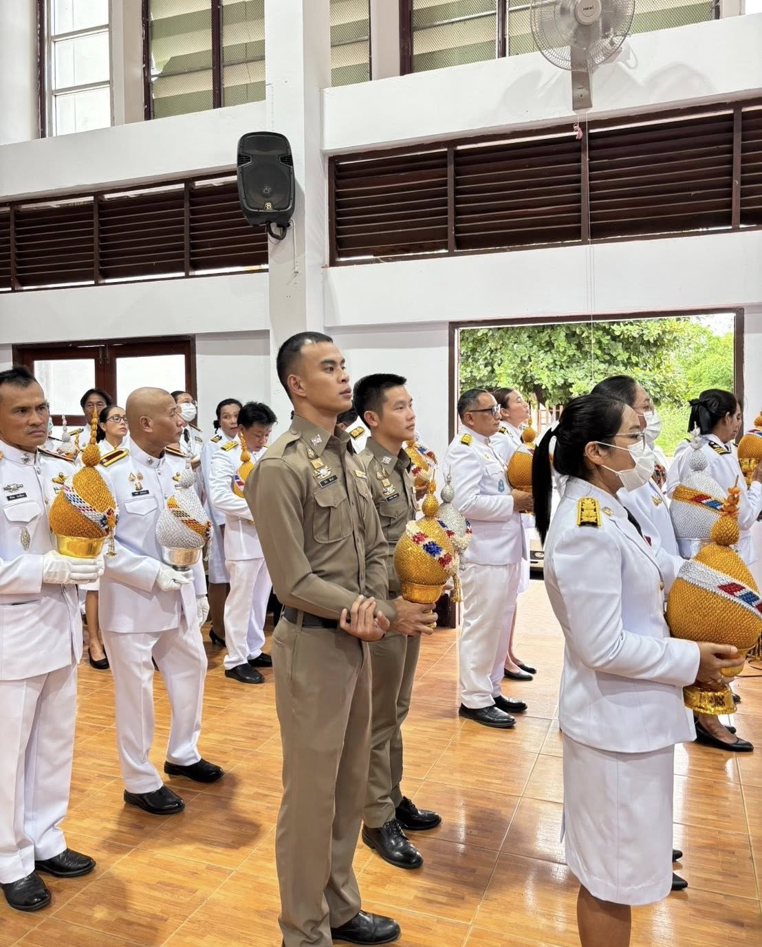 นางสาวสุดใจ ศรีระกิ่ง ปลัดเทศบาล ปฎิบัติหน้าที่นายกเทศมนตรีตำบลไทรโยง -ไชยวาล พร้อมด้วยจ่าเอกสมโภชน์ อินทรงรัมย์ รองปลัดเทศบาล และพนักงานเจ้าหน้าที่เทศบาลฯ ร่วมพิธีถวายเครื่องราชสักการะและวางพานพุ่ม และพิธีจุดเทียนถวายพระพรชัยมงคล ในกิจกรรมเฉลิมพระเกียรติสมเด็จพระนางเจ้าฯ พระบรมราชินี เนื่องในโอกาสวันเฉลิมพระชนมพรรษา “ 3 มิถุนายน 2568 ” ณ ศาลาประชาคมอำเภอครบุรี