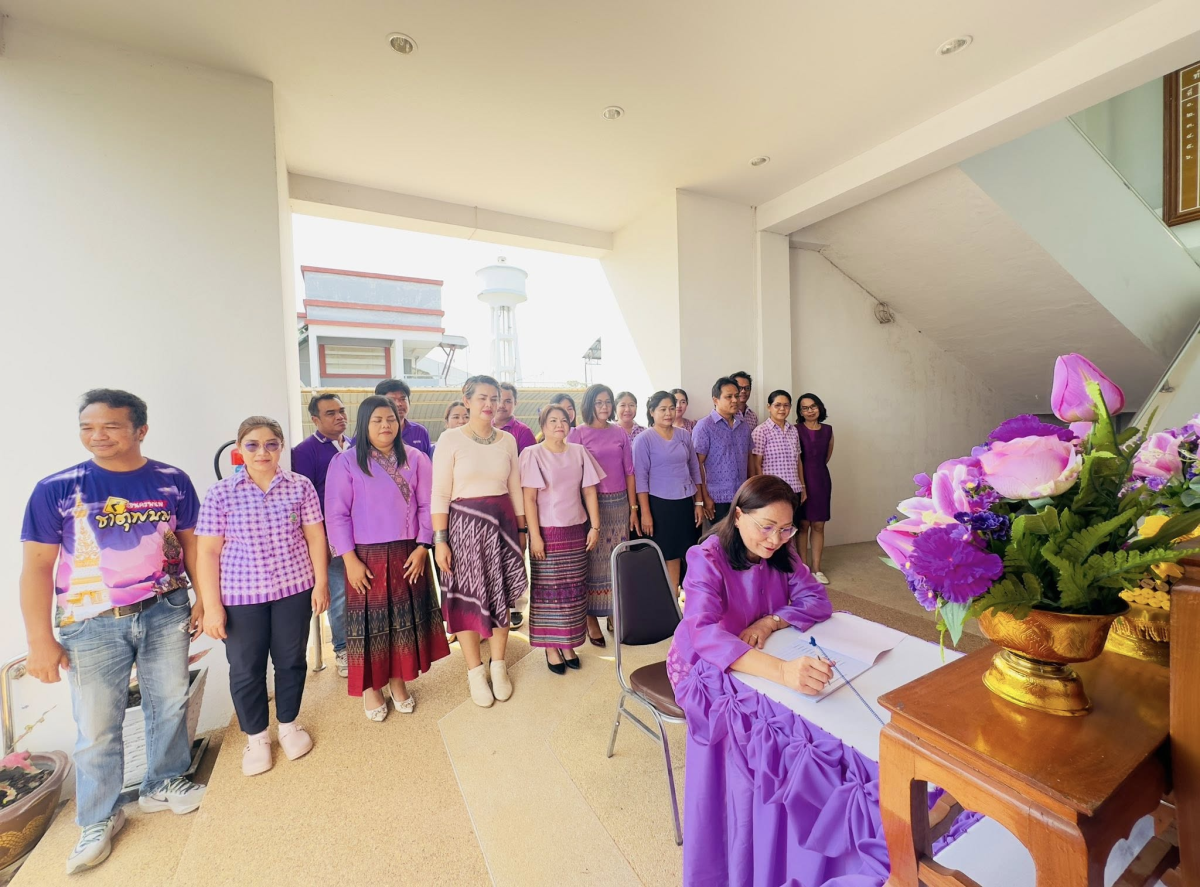 เทศบาลตำบลไทรโยง-ไชยวาล นำโดยนางสาวสุดใจ ศรีระกิ่ง ปลัดเทศบาล ปฏิบัติหน้าที่นายกเทศมนตรีตำบลไทรโยง-ไชยวาล พร้อมด้วยข้าราชการ พนักงานเจ้าหน้าที่เทศบาลฯ ร่วมลงนามถวายพระพรชัยมงคล สมเด็จพระนางเจ้าฯ พระบรมราชินี เนื่องในโอกาสวันเฉลิมพระชนมพรรษา วันที่ 3 มิถุนายน 2568