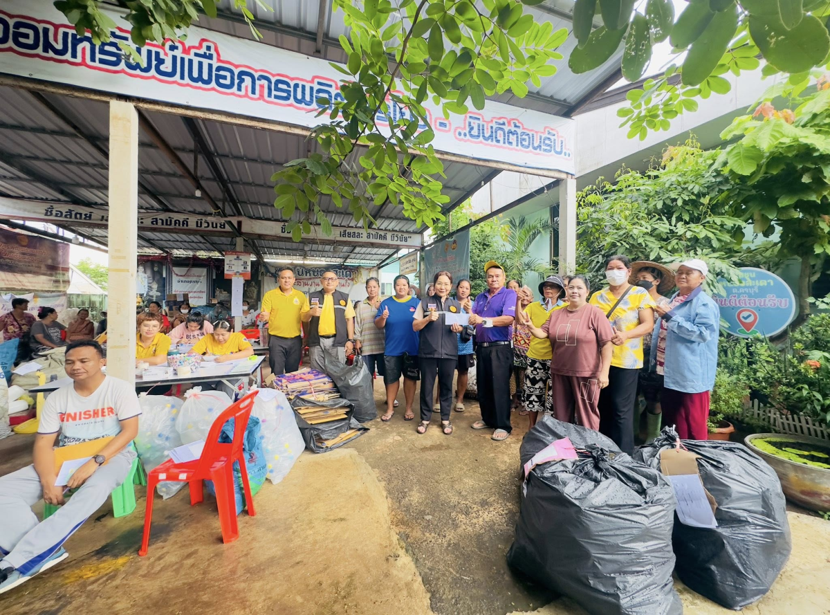 นายสุรัน จันทร์สง่า นายกเทศมนตรีตำบลไทรโยง -ไชยวาล พร้อมด้วยคณะผู้บริหาร ปลัดเทศบาล รองปลัดเทศบาล เปิดโครงการ ธนาคารขยะเทศบาลตำบลไทรโยง – ไชยวาล ครั้งที่ 5/2568
