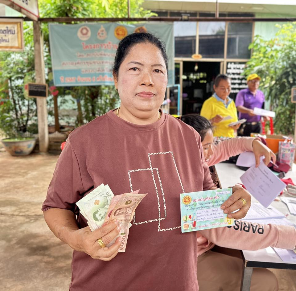 นายสุรัน จันทร์สง่า นายกเทศมนตรีตำบลไทรโยง -ไชยวาล พร้อมด้วยคณะผู้บริหาร ปลัดเทศบาล รองปลัดเทศบาล เปิดโครงการ ธนาคารขยะเทศบาลตำบลไทรโยง – ไชยวาล ครั้งที่ 5/2568