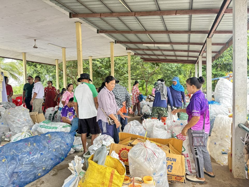 นายสุรัน จันทร์สง่า นายกเทศมนตรีตำบลไทรโยง -ไชยวาล พร้อมด้วยคณะผู้บริหาร ปลัดเทศบาล รองปลัดเทศบาล เปิดโครงการ ธนาคารขยะเทศบาลตำบลไทรโยง – ไชยวาล ครั้งที่ 5/2568