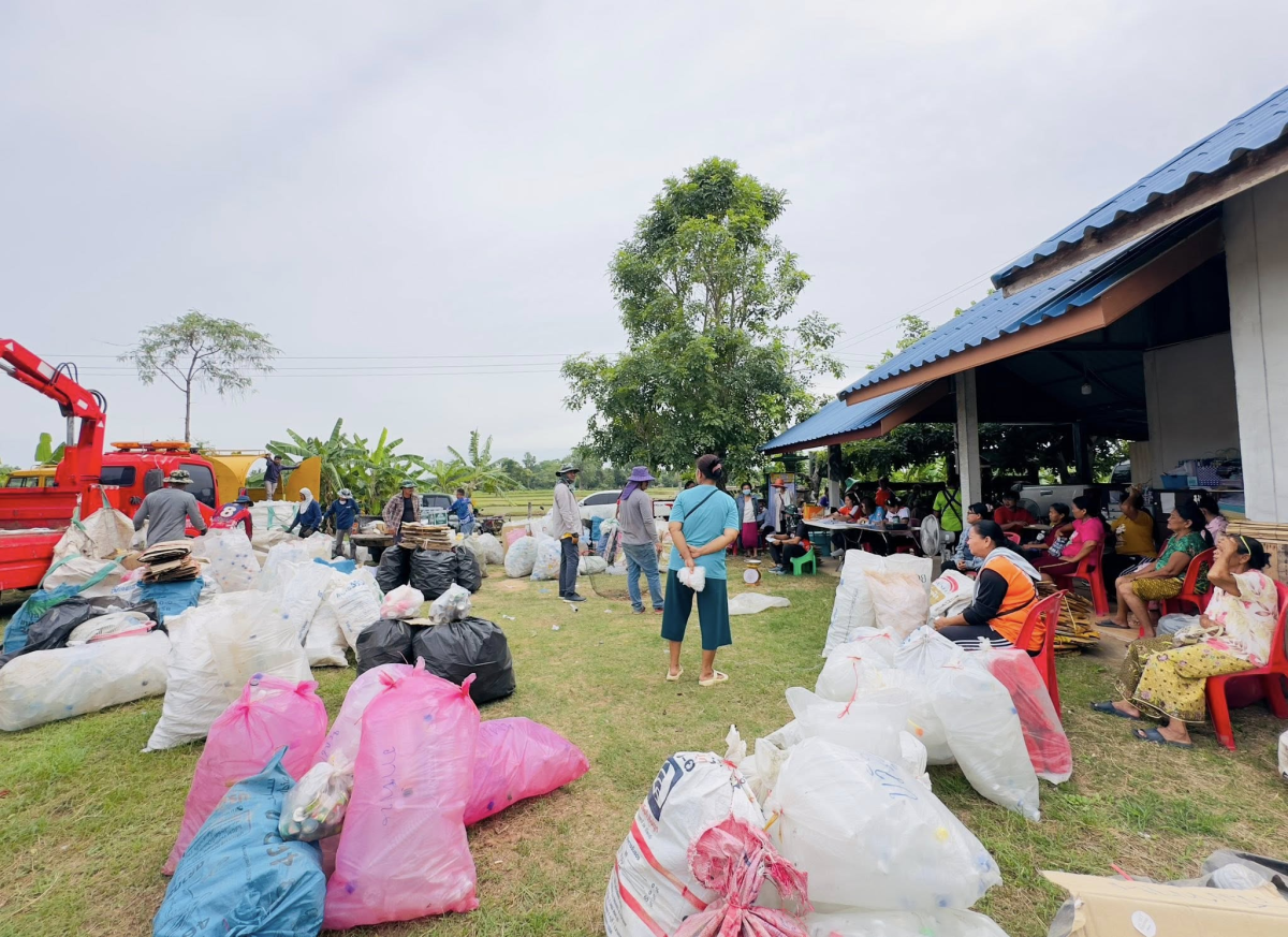 นายสุรัน จันทร์สง่า นายกเทศมนตรีตำบลไทรโยง -ไชยวาล พร้อมด้วยคณะผู้บริหาร ปลัดเทศบาล รองปลัดเทศบาล เปิดโครงการ ธนาคารขยะเทศบาลตำบลไทรโยง – ไชยวาล ครั้งที่ 5/2568