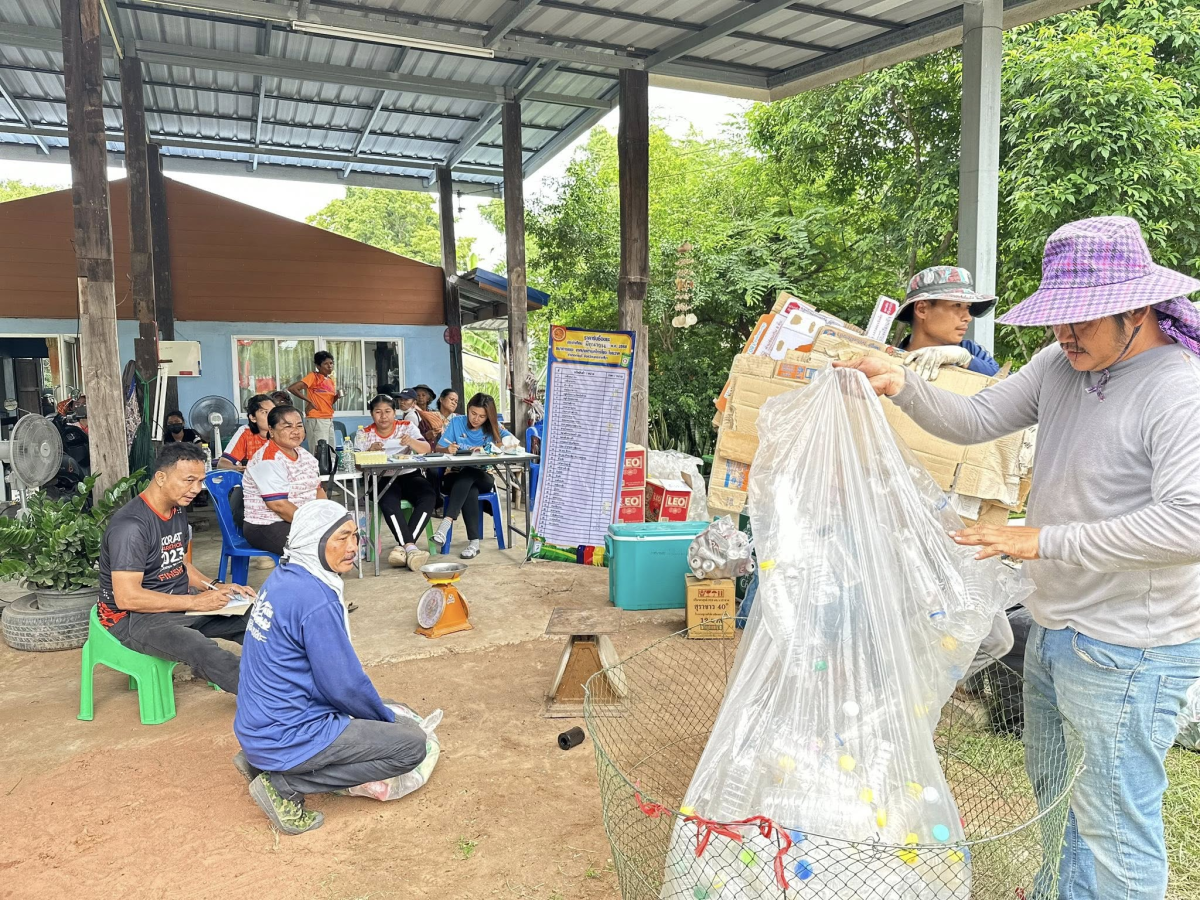 นายสุรัน จันทร์สง่า นายกเทศมนตรีตำบลไทรโยง -ไชยวาล พร้อมด้วยคณะผู้บริหาร ปลัดเทศบาล รองปลัดเทศบาล เปิดโครงการ ธนาคารขยะเทศบาลตำบลไทรโยง – ไชยวาล ครั้งที่ 5/2568