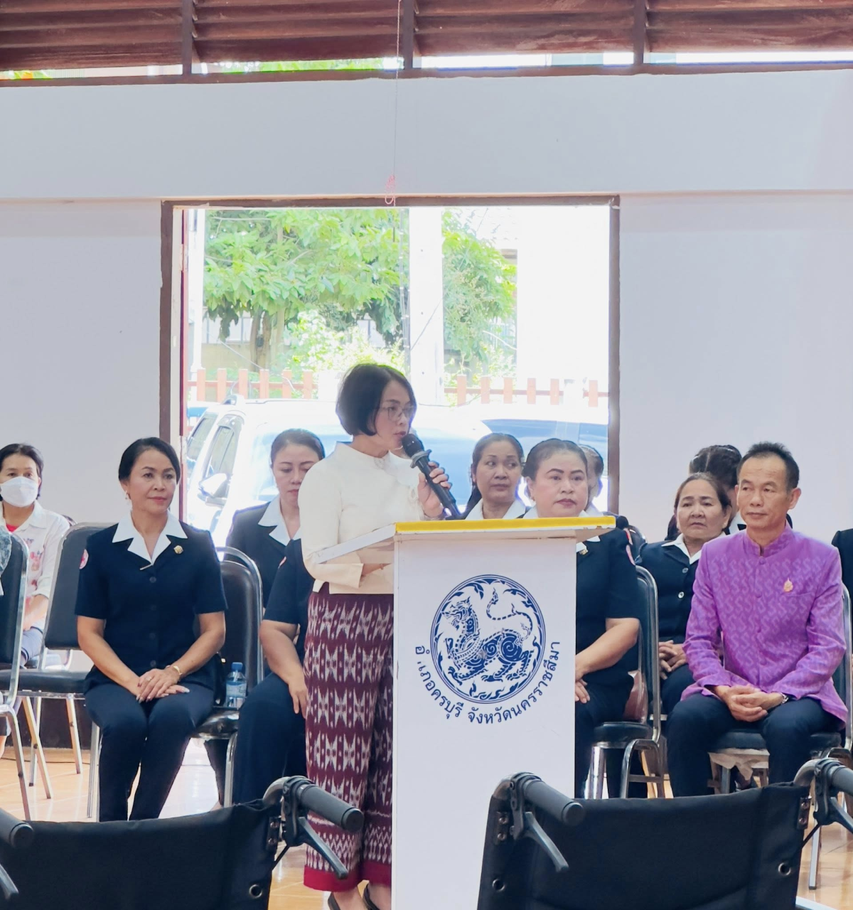 ทศบาลตำบลไทรโยง-ไชยวาล โดยนางสาวสุดใจ ศรีระกิ่ง ปลัดเทศบาล ปฏิบัติหน้าที่นายกเทศมนตรีตำบลไทรโยง-ไชยวาล เข้าร่วมพิธีรับมอบอุปกรณ์ช่วยความพิการประเภทรถเข็นนั่ง (Wheel chair) โดยสำนักงานพัฒนาสังคมและความมั่นคงของมนุษย์ จังหวัดนครราชสีมา
