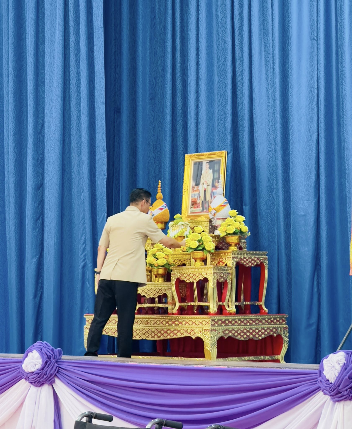 ทศบาลตำบลไทรโยง-ไชยวาล โดยนางสาวสุดใจ ศรีระกิ่ง ปลัดเทศบาล ปฏิบัติหน้าที่นายกเทศมนตรีตำบลไทรโยง-ไชยวาล เข้าร่วมพิธีรับมอบอุปกรณ์ช่วยความพิการประเภทรถเข็นนั่ง (Wheel chair) โดยสำนักงานพัฒนาสังคมและความมั่นคงของมนุษย์ จังหวัดนครราชสีมา