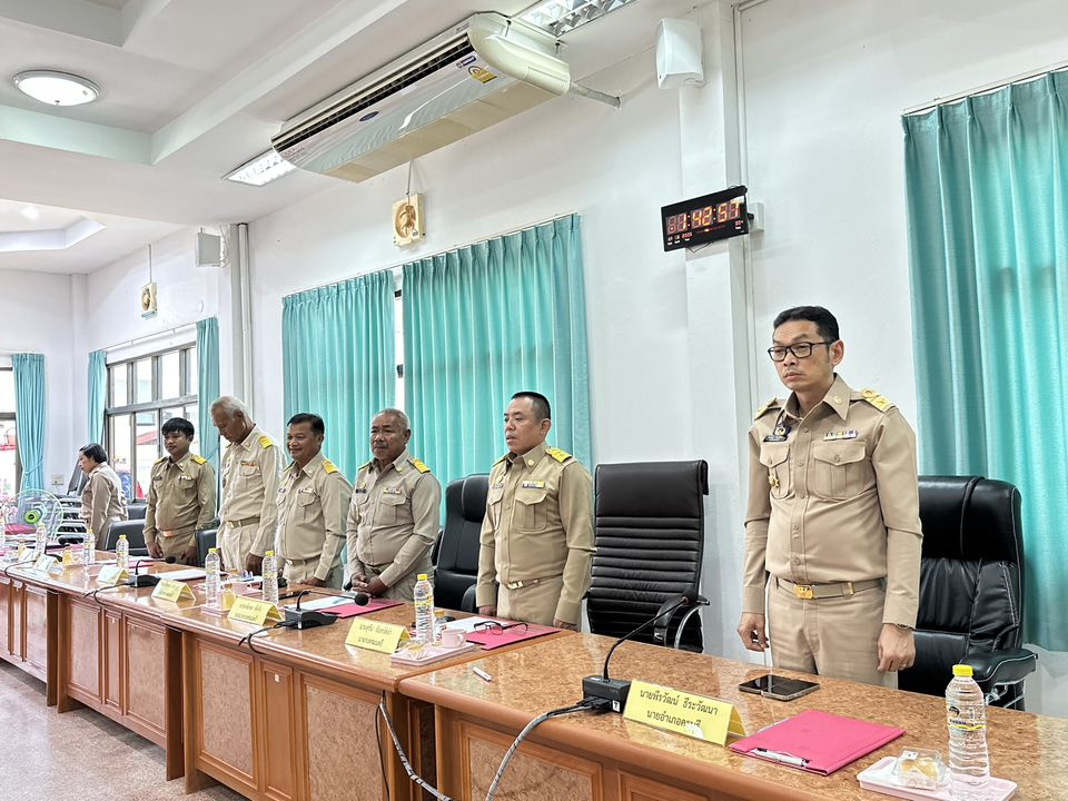 นายพีรวัฒน์ ธีระวัฒนา นายอำเภอครบุรี เป็นประธานเปิดการประชุมสภาเทศบาลตำบลไทรโยง-ไชยวาล ครั้งแรก และได้ให้เกียรติประดับอินธนูแก่นายกเทศมนตรีฯ คณะผู้บริหาร และสมาชิกสภาเทศบาลฯ โดยมีสมาชิกสภาเทศบาลฯ ทั้ง 2 เขตเลือกตั้ง
