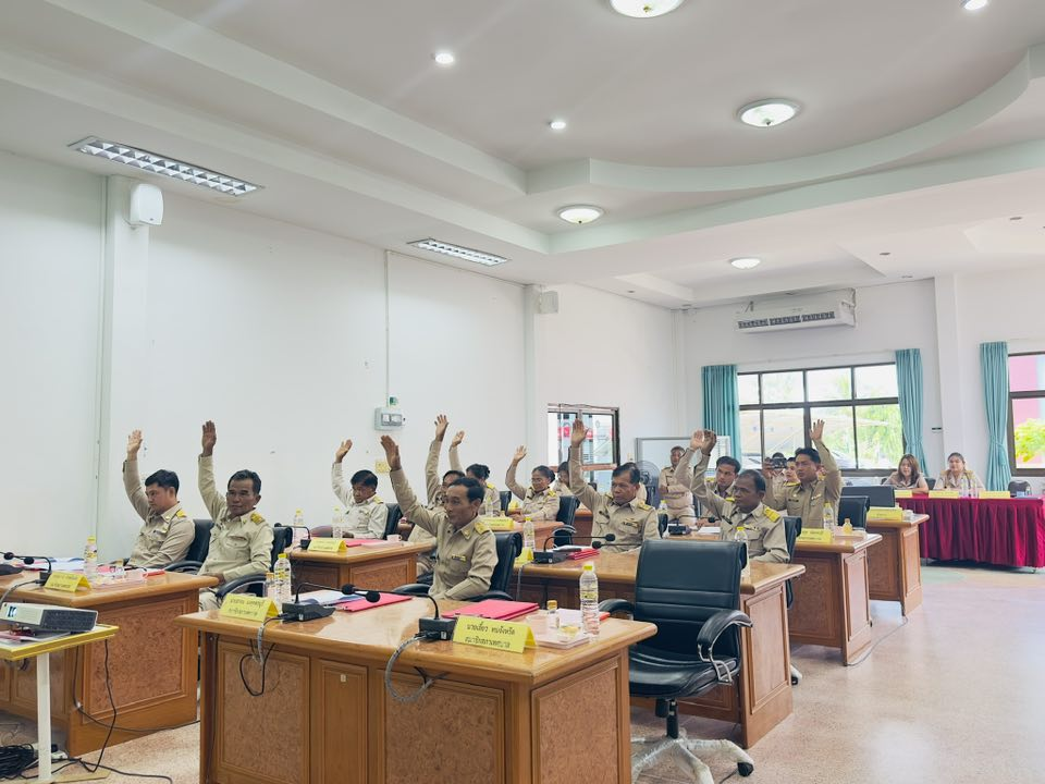 นายพีรวัฒน์ ธีระวัฒนา นายอำเภอครบุรี เป็นประธานเปิดการประชุมสภาเทศบาลตำบลไทรโยง-ไชยวาล ครั้งแรก และได้ให้เกียรติประดับอินธนูแก่นายกเทศมนตรีฯ คณะผู้บริหาร และสมาชิกสภาเทศบาลฯ โดยมีสมาชิกสภาเทศบาลฯ ทั้ง 2 เขตเลือกตั้ง