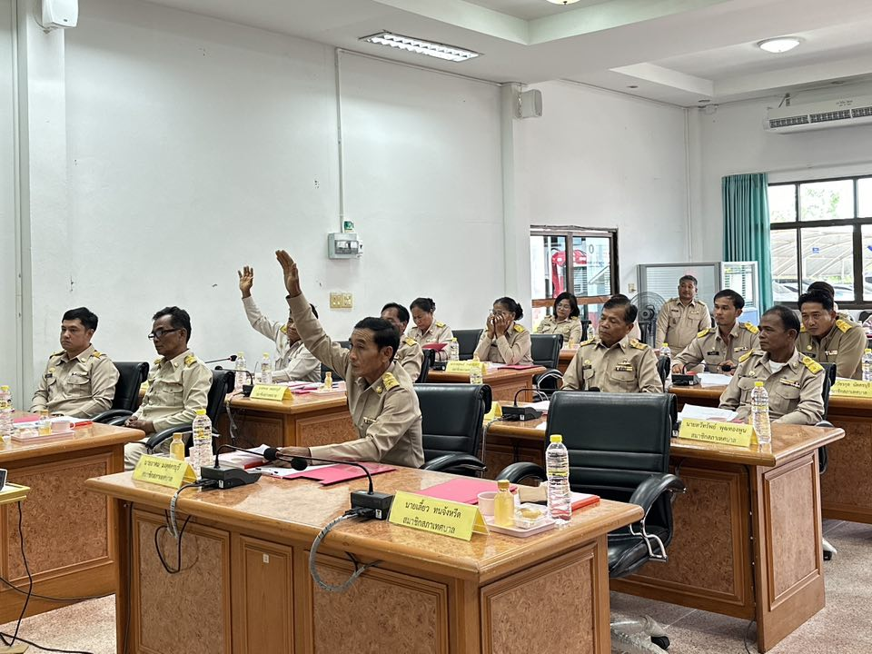 นายพีรวัฒน์ ธีระวัฒนา นายอำเภอครบุรี เป็นประธานเปิดการประชุมสภาเทศบาลตำบลไทรโยง-ไชยวาล ครั้งแรก และได้ให้เกียรติประดับอินธนูแก่นายกเทศมนตรีฯ คณะผู้บริหาร และสมาชิกสภาเทศบาลฯ โดยมีสมาชิกสภาเทศบาลฯ ทั้ง 2 เขตเลือกตั้ง