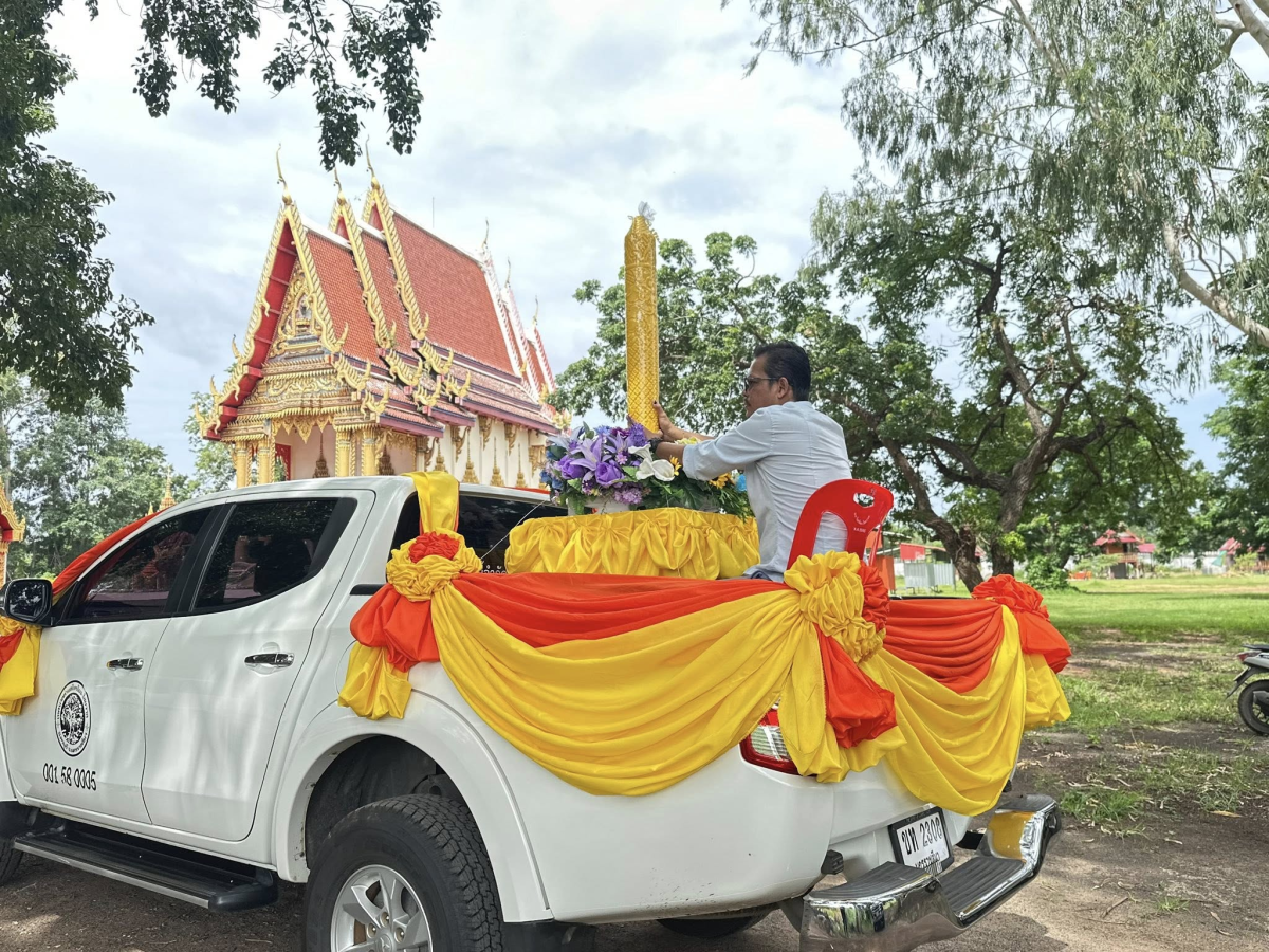 เทศบาลตำบลไทรโยง-ไชยวาล นำโดยนายไพฑูรย์ หัสครบุรี รองนายกเทศมนตรี พร้อมด้วยคณะผู้บริหาร สมาชิกสภาเทศบาล ปลัดเทศบาล รองปลัดเทศบาล ผู้อำนวยการกองคลัง เจ้าหน้าที่พนักงานเทศบาล คณะครูและนักเรียนศูนย์พัฒนาเด็กเล็กเทศบาลตำบลไทรโยง-ไชยวาล คณะครูและนักเรียนโรงเรียนบ้านไชยวาล คณะครูและนักเรียนโรงเรียนบ้านดอนแสนสุข คณะกรรมการชุมชนและพี่น้องประชาชน ที่เข้าร่วมโครงการจัดงานประเพณีแห่เทียนพรรษา ประจำปี 2568
