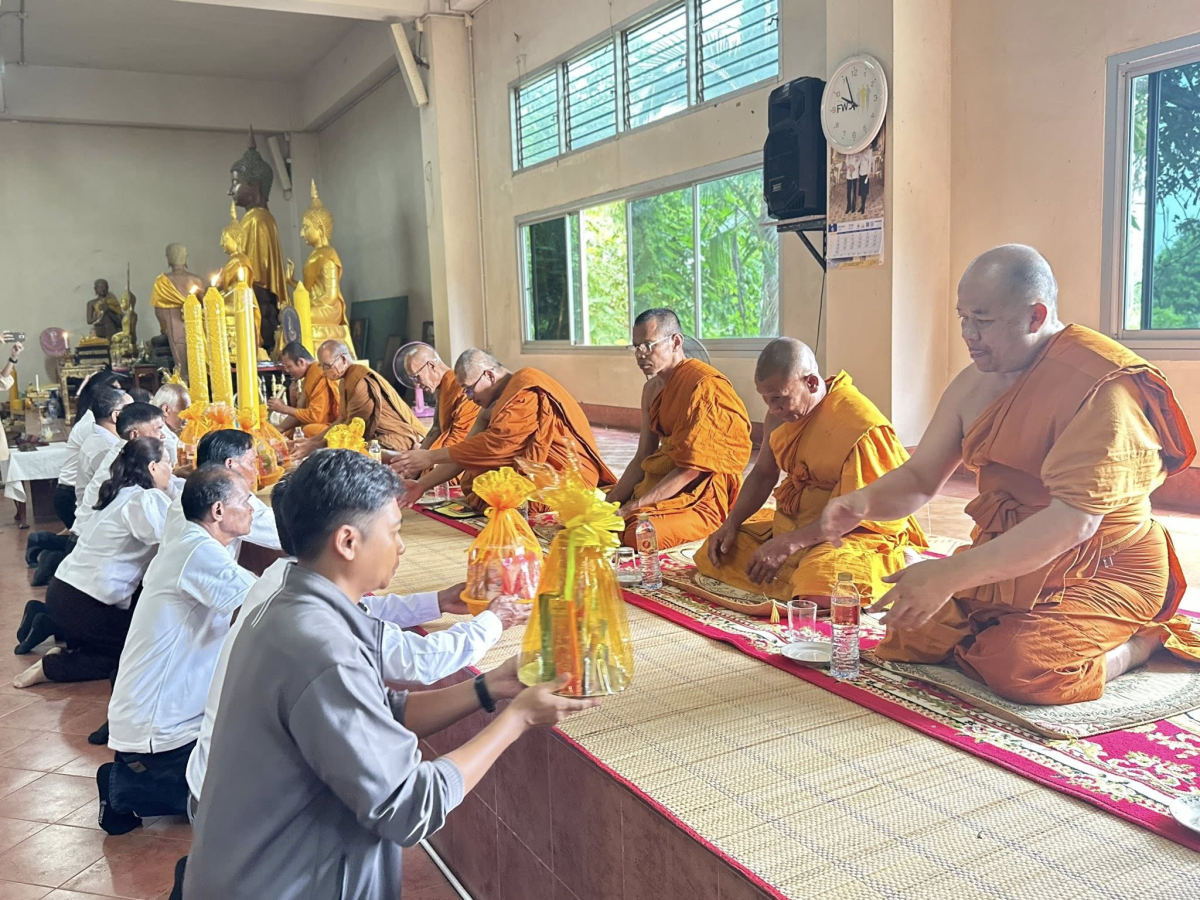 เทศบาลตำบลไทรโยง-ไชยวาล นำโดยนายไพฑูรย์ หัสครบุรี รองนายกเทศมนตรี พร้อมด้วยคณะผู้บริหาร สมาชิกสภาเทศบาล ปลัดเทศบาล รองปลัดเทศบาล ผู้อำนวยการกองคลัง เจ้าหน้าที่พนักงานเทศบาล คณะครูและนักเรียนศูนย์พัฒนาเด็กเล็กเทศบาลตำบลไทรโยง-ไชยวาล คณะครูและนักเรียนโรงเรียนบ้านไชยวาล คณะครูและนักเรียนโรงเรียนบ้านดอนแสนสุข คณะกรรมการชุมชนและพี่น้องประชาชน ที่เข้าร่วมโครงการจัดงานประเพณีแห่เทียนพรรษา ประจำปี 2568