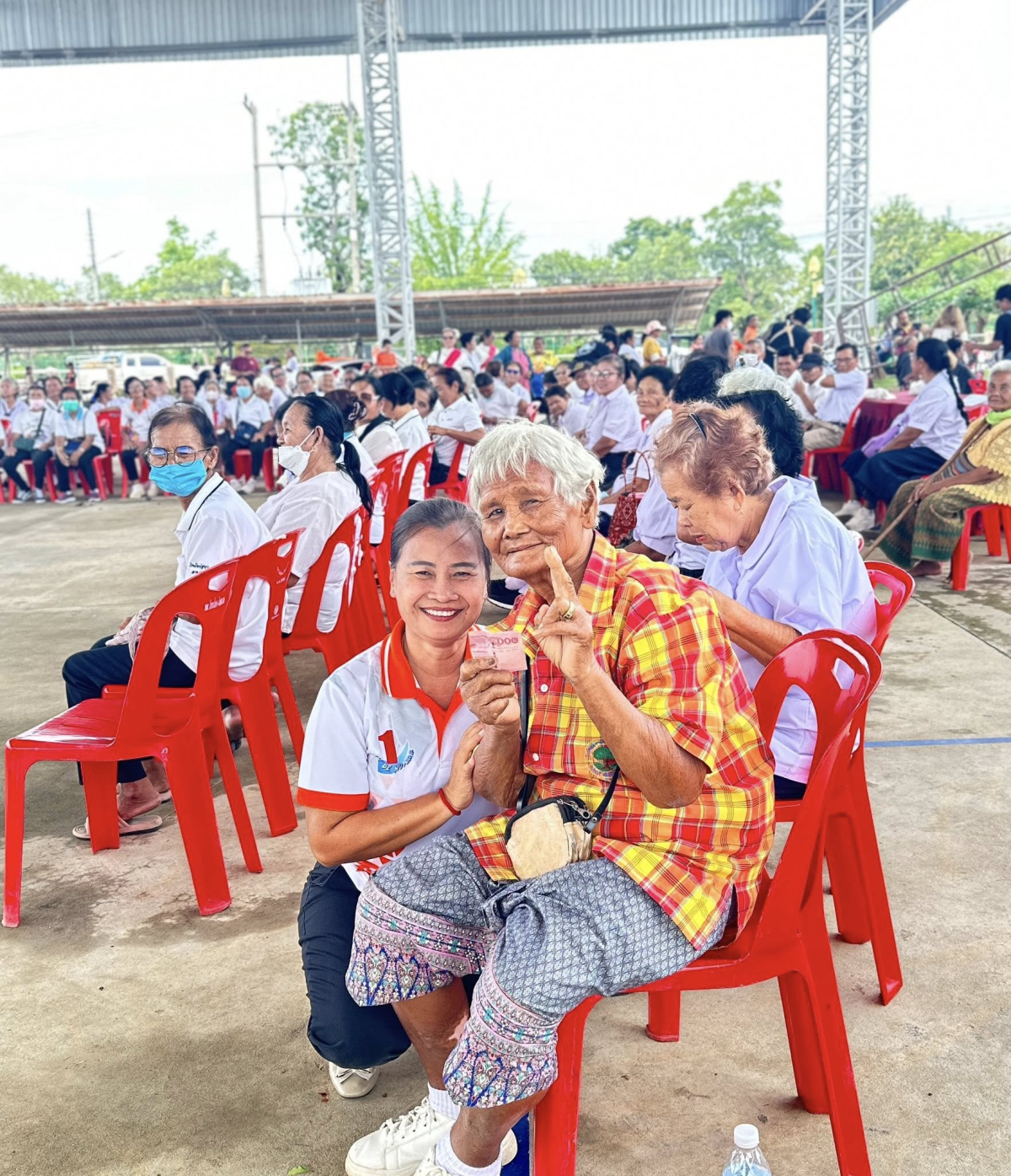 เทศบาลตำบลไทรโยง-ไชยวาล ได้จัดโครงการพัฒนาคุณภาพชีวิตผู้สูงอายุ ประจำปี 2568 โดยมีนายสุรัน จันทร์สง่า นายกเทศมนตรีตำบลไทรโยง-ไชยวาล เป็นประธานเปิดโครงการพัฒนาคุณภาพชีวิตผู้สูงอายุ พร้อมด้วยคณะผู้บริหาร สมาชิกสภาเทศบาล ปลัดเทศบาล รองปลัดเทศบาล ผู้อำนวยการกองคลัง ผู้อำนวยการกองสาธารณสุขฯ พนักงานเจ้าหน้าที่เทศบาลและนักเรียนผู้สูงอายุ ร่วมต้อนรับคณะองค์การบริหารส่วนตำบลประสุข อำเภอชุมพวง ที่ได้เดินทางมาศึกษาดูงานเกี่ยวกับการจัดกิจกรรมโรงเรียนผู้สูงอายุ
