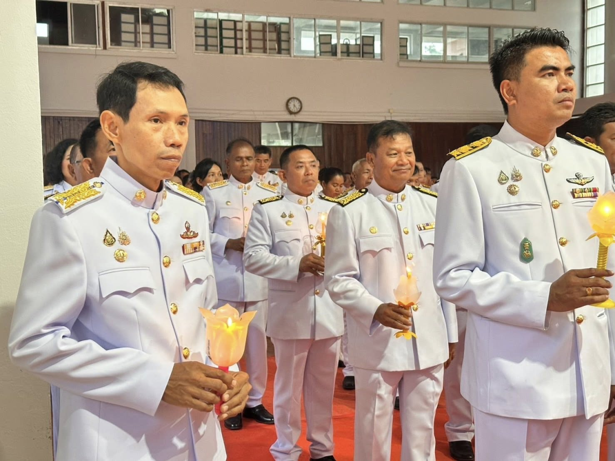 เทศบาลตำบลไทรโยง-ไชยวาล นำโดยนายสุรัน จันทร์สง่า นายกเทศมนตรีตำบลไทรโยง-ไชยวาล พร้อมด้วยคณะผู้บริหาร สมาชิกสภาเทศบาล และพนักงานเจ้าหน้าที่เทศบาล เข้าร่วมพิธีถวายเครื่องราชสักการะและวางพานพุ่ม และพิธีจุดเทียนถวายพระพรชัยมงคล เพื่อเฉลิมพระเกียรติพระบาทสมเด็จพระเจ้าอยู่หัว เนื่องในโอกาสพระราชพิธีมหามงคลเฉลิมพระชนมพรรษา 28 กรกฎาคม 2568 ณ ศาลาประชาคมอำเภอครบุรี