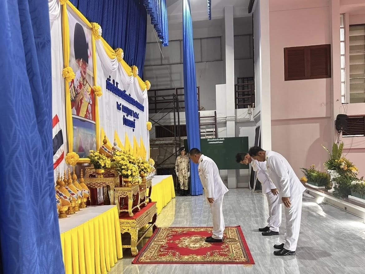 เทศบาลตำบลไทรโยง-ไชยวาล นำโดยนายสุรัน จันทร์สง่า นายกเทศมนตรีตำบลไทรโยง-ไชยวาล พร้อมด้วยคณะผู้บริหาร สมาชิกสภาเทศบาล และพนักงานเจ้าหน้าที่เทศบาล เข้าร่วมพิธีถวายเครื่องราชสักการะและวางพานพุ่ม และพิธีจุดเทียนถวายพระพรชัยมงคล เพื่อเฉลิมพระเกียรติพระบาทสมเด็จพระเจ้าอยู่หัว เนื่องในโอกาสพระราชพิธีมหามงคลเฉลิมพระชนมพรรษา 28 กรกฎาคม 2568 ณ ศาลาประชาคมอำเภอครบุรี