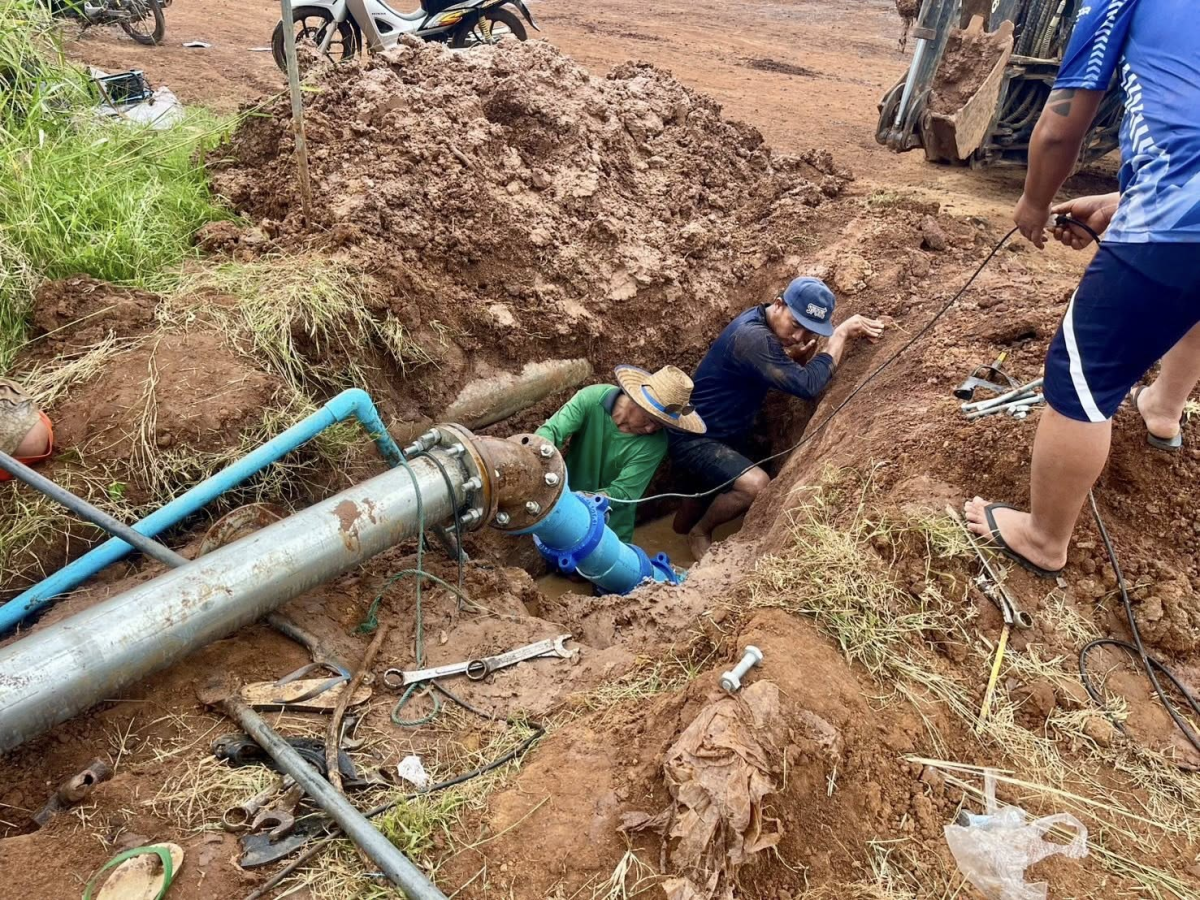 จ้าหน้าที่กองการประปา ได้ดำเนินการซ่อมท่อจ่ายน้ำประปาบริเวณหัวสะพานบ้านดอนใหม่ที่ชำรุด (แตก-รั่ว) อย่างเร่งด่วน