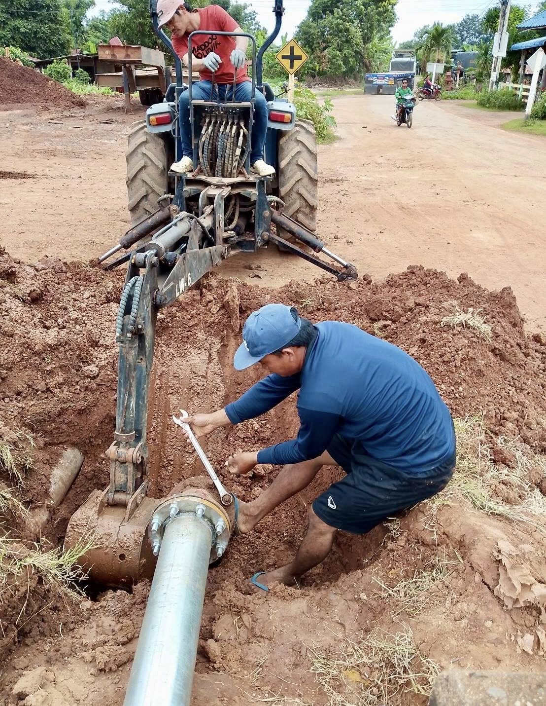 จ้าหน้าที่กองการประปา ได้ดำเนินการซ่อมท่อจ่ายน้ำประปาบริเวณหัวสะพานบ้านดอนใหม่ที่ชำรุด (แตก-รั่ว) อย่างเร่งด่วน