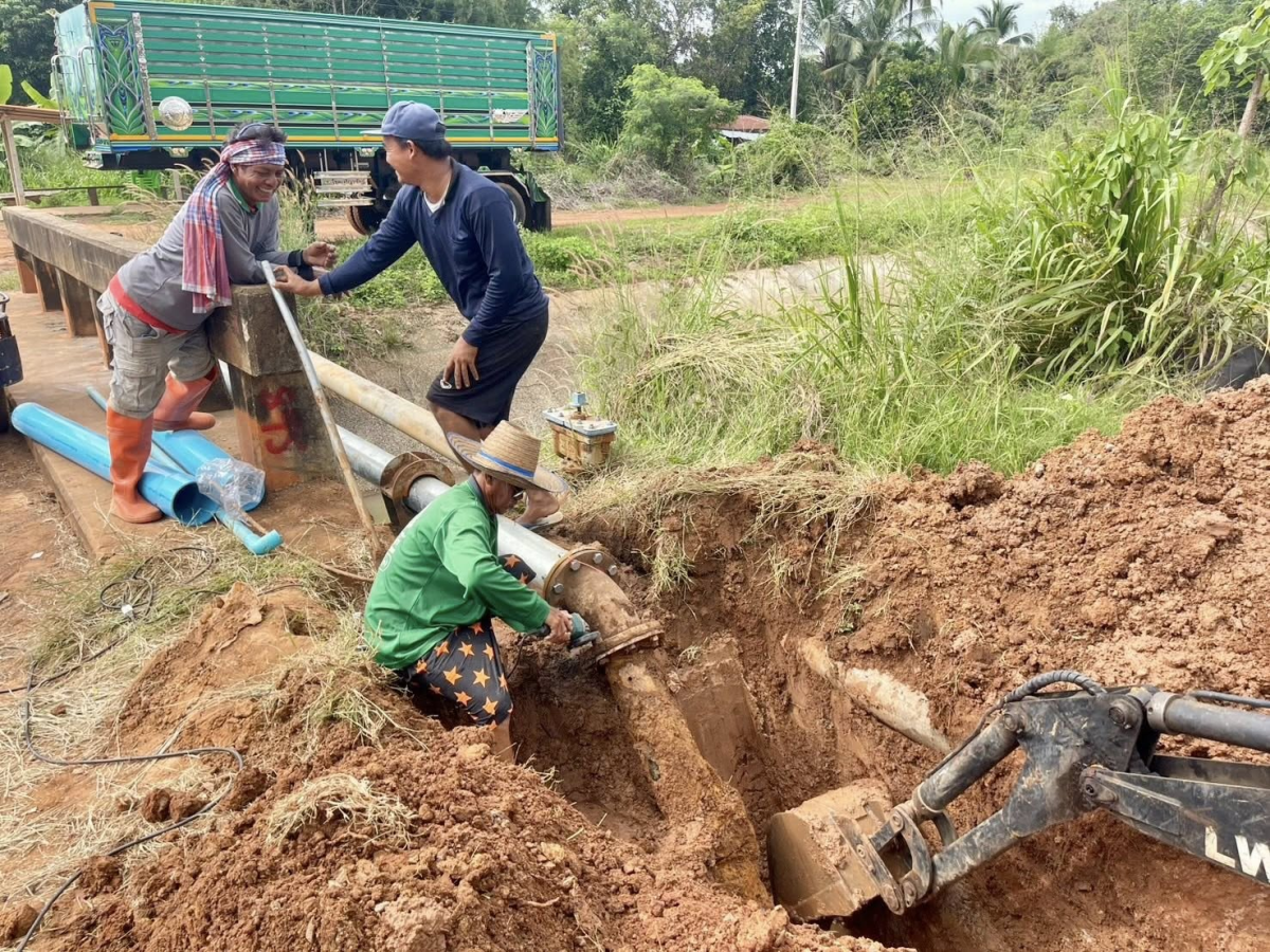 จ้าหน้าที่กองการประปา ได้ดำเนินการซ่อมท่อจ่ายน้ำประปาบริเวณหัวสะพานบ้านดอนใหม่ที่ชำรุด (แตก-รั่ว) อย่างเร่งด่วน
