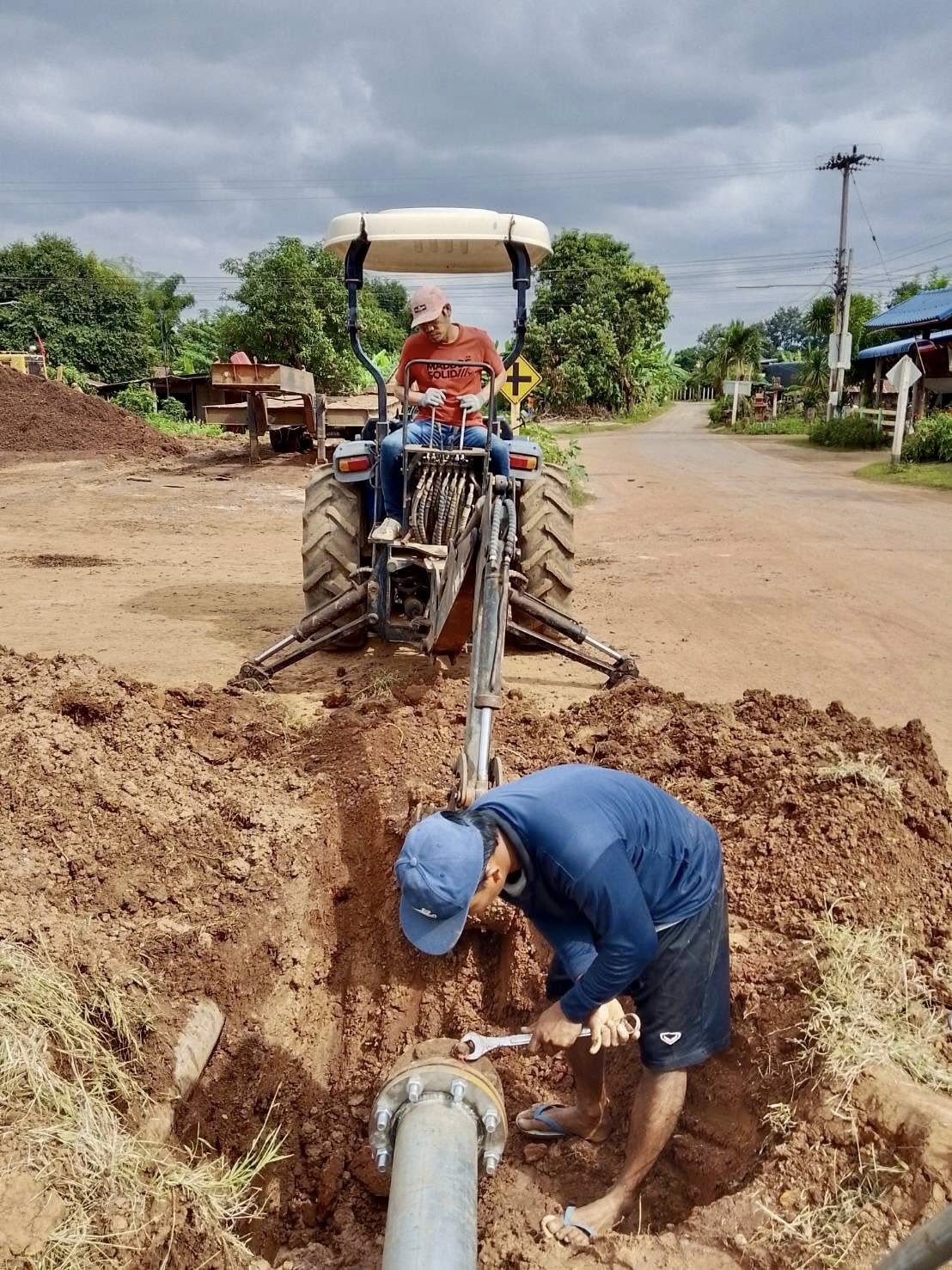 จ้าหน้าที่กองการประปา ได้ดำเนินการซ่อมท่อจ่ายน้ำประปาบริเวณหัวสะพานบ้านดอนใหม่ที่ชำรุด (แตก-รั่ว) อย่างเร่งด่วน