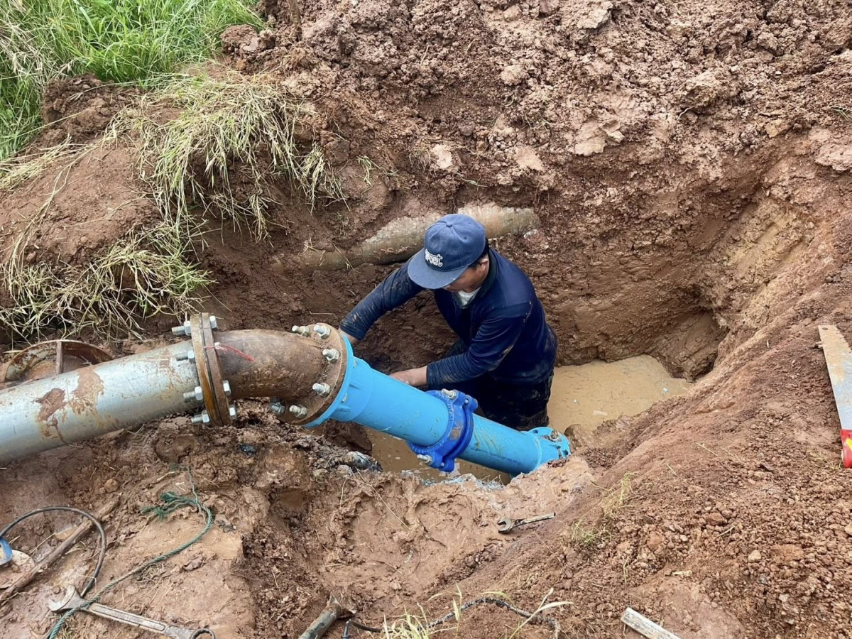 จ้าหน้าที่กองการประปา ได้ดำเนินการซ่อมท่อจ่ายน้ำประปาบริเวณหัวสะพานบ้านดอนใหม่ที่ชำรุด (แตก-รั่ว) อย่างเร่งด่วน