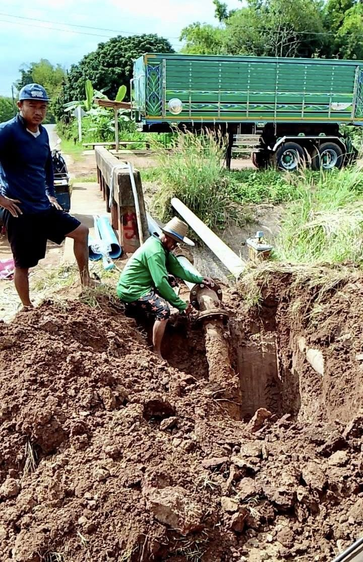 จ้าหน้าที่กองการประปา ได้ดำเนินการซ่อมท่อจ่ายน้ำประปาบริเวณหัวสะพานบ้านดอนใหม่ที่ชำรุด (แตก-รั่ว) อย่างเร่งด่วน