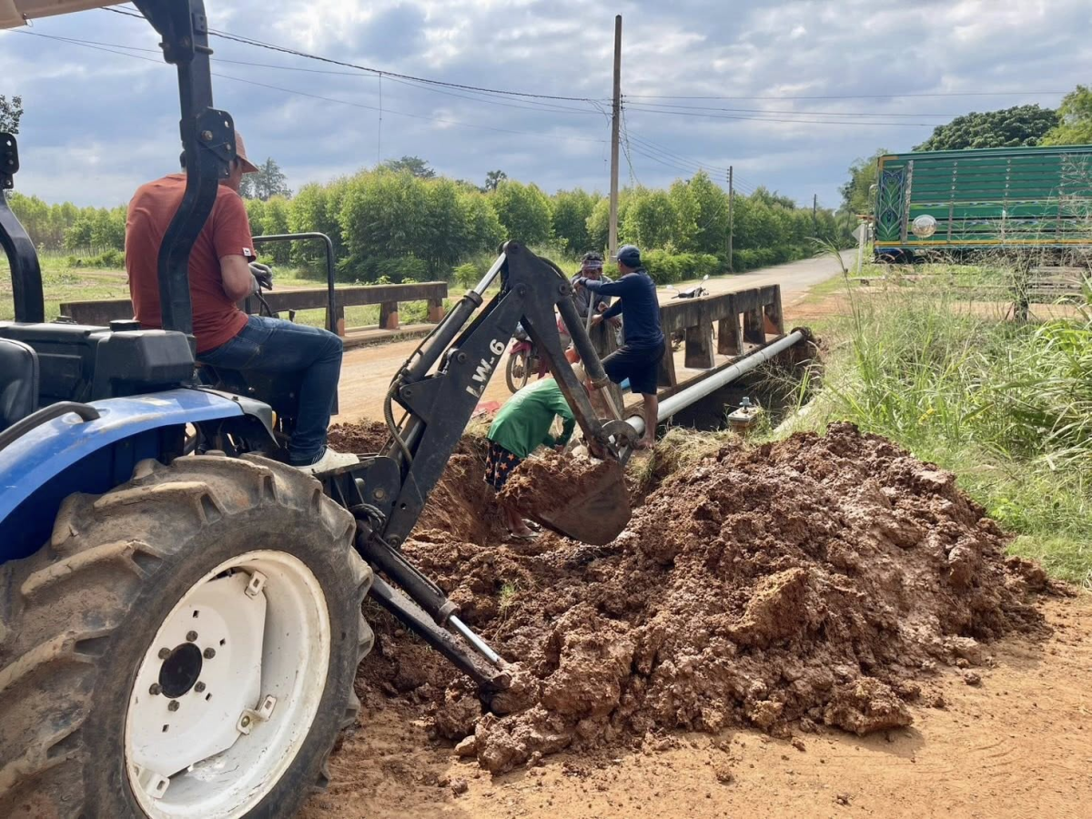 จ้าหน้าที่กองการประปา ได้ดำเนินการซ่อมท่อจ่ายน้ำประปาบริเวณหัวสะพานบ้านดอนใหม่ที่ชำรุด (แตก-รั่ว) อย่างเร่งด่วน