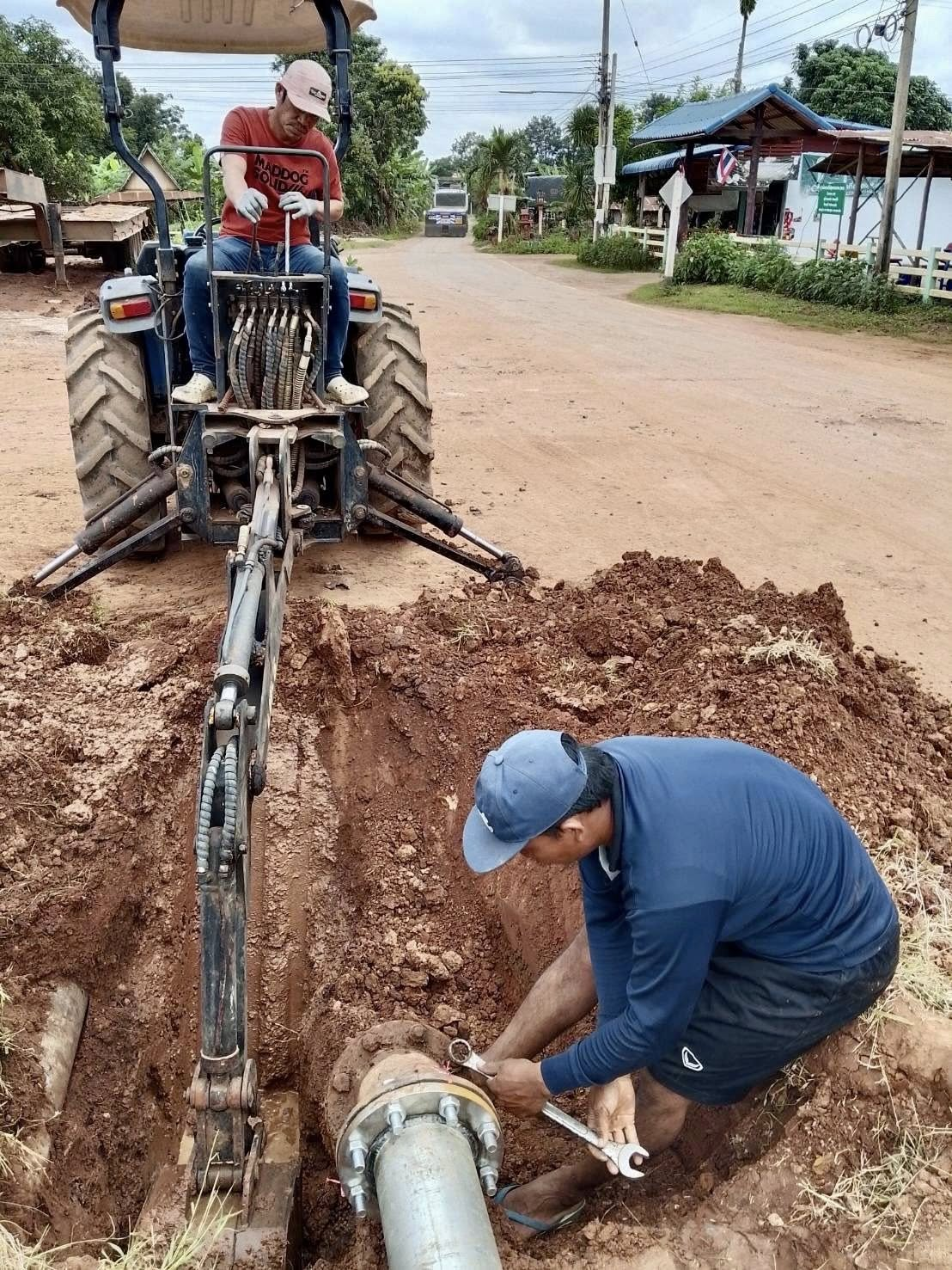 จ้าหน้าที่กองการประปา ได้ดำเนินการซ่อมท่อจ่ายน้ำประปาบริเวณหัวสะพานบ้านดอนใหม่ที่ชำรุด (แตก-รั่ว) อย่างเร่งด่วน