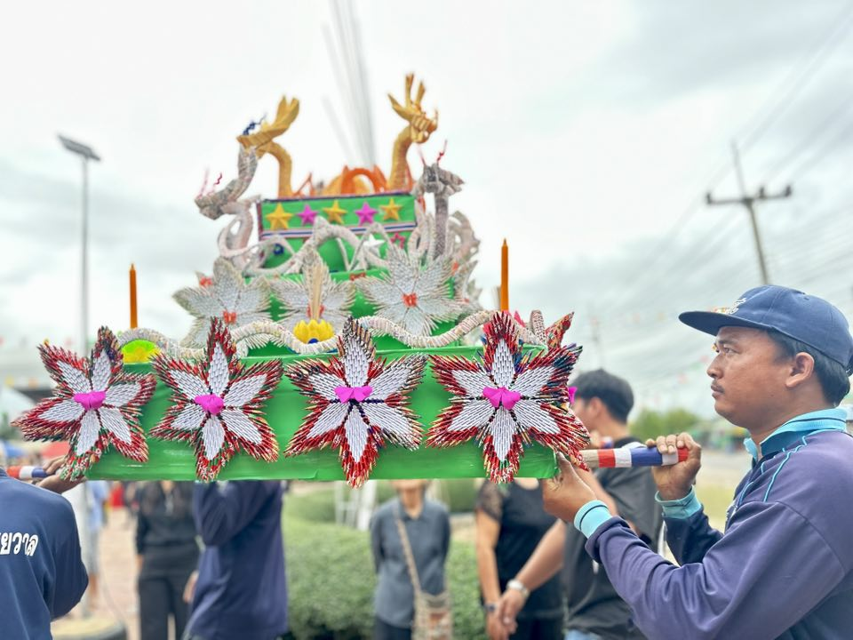 นที่ 5 พฤศจิกายน 2568 เวลา 18.00 น. เทศบาลตำบลไทรโยง-ไชยวาล นำโดยนายสุรัน จันทร์สง่า นายกเทศมนตรีตำบลไทรโยง-ไชยวาล พร้อมด้วยคณะผู้บริหาร สมาชิกสภาเทศบาล ปลัดเทศบาล หัวหน้าส่วนราชการ พนักงานเจ้าหน้าที่เทศบาล ผู้ใหญ่บ้าน ประธานชุมชน คณะกรรมการชุมชน แขกผู้มีเกียรติ และพี่น้องประชาชน ร่วมกันยืนสงบนิ่ง เพื่อถวายความอาลัย แด่สมเด็จพระนางเจ้าสิริกิติ์ พระบรมราชชนนีพันปีหลวง จากนั้นได้ร่วมกันดำเนินกิจกรรมการลอยกระทง ประจำปี 2568