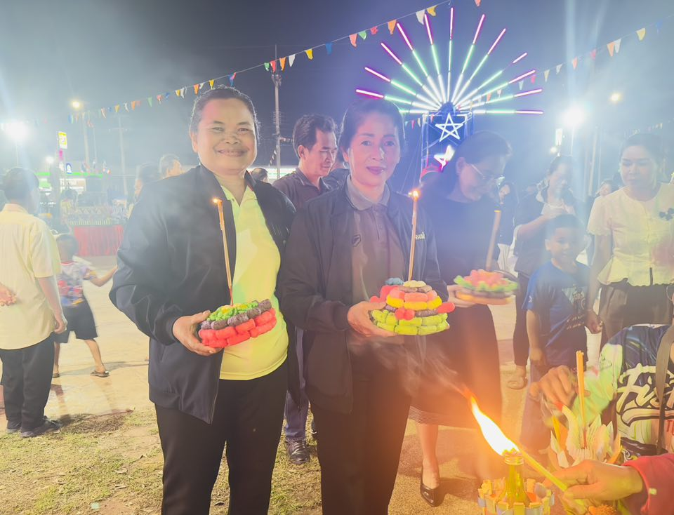 นที่ 5 พฤศจิกายน 2568 เวลา 18.00 น. เทศบาลตำบลไทรโยง-ไชยวาล นำโดยนายสุรัน จันทร์สง่า นายกเทศมนตรีตำบลไทรโยง-ไชยวาล พร้อมด้วยคณะผู้บริหาร สมาชิกสภาเทศบาล ปลัดเทศบาล หัวหน้าส่วนราชการ พนักงานเจ้าหน้าที่เทศบาล ผู้ใหญ่บ้าน ประธานชุมชน คณะกรรมการชุมชน แขกผู้มีเกียรติ และพี่น้องประชาชน ร่วมกันยืนสงบนิ่ง เพื่อถวายความอาลัย แด่สมเด็จพระนางเจ้าสิริกิติ์ พระบรมราชชนนีพันปีหลวง จากนั้นได้ร่วมกันดำเนินกิจกรรมการลอยกระทง ประจำปี 2568