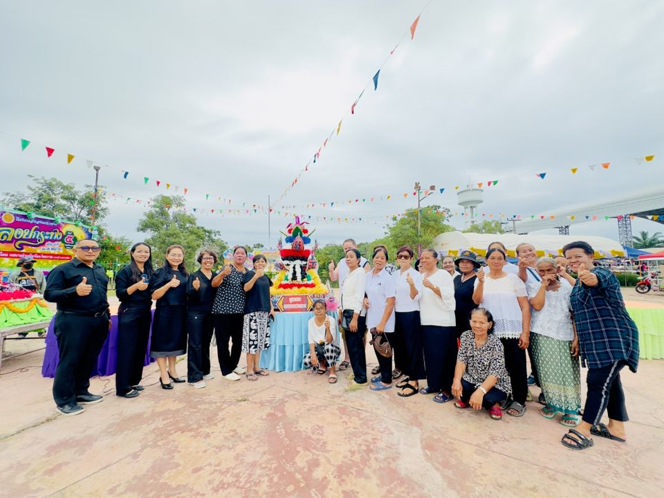 นที่ 5 พฤศจิกายน 2568 เวลา 18.00 น. เทศบาลตำบลไทรโยง-ไชยวาล นำโดยนายสุรัน จันทร์สง่า นายกเทศมนตรีตำบลไทรโยง-ไชยวาล พร้อมด้วยคณะผู้บริหาร สมาชิกสภาเทศบาล ปลัดเทศบาล หัวหน้าส่วนราชการ พนักงานเจ้าหน้าที่เทศบาล ผู้ใหญ่บ้าน ประธานชุมชน คณะกรรมการชุมชน แขกผู้มีเกียรติ และพี่น้องประชาชน ร่วมกันยืนสงบนิ่ง เพื่อถวายความอาลัย แด่สมเด็จพระนางเจ้าสิริกิติ์ พระบรมราชชนนีพันปีหลวง จากนั้นได้ร่วมกันดำเนินกิจกรรมการลอยกระทง ประจำปี 2568