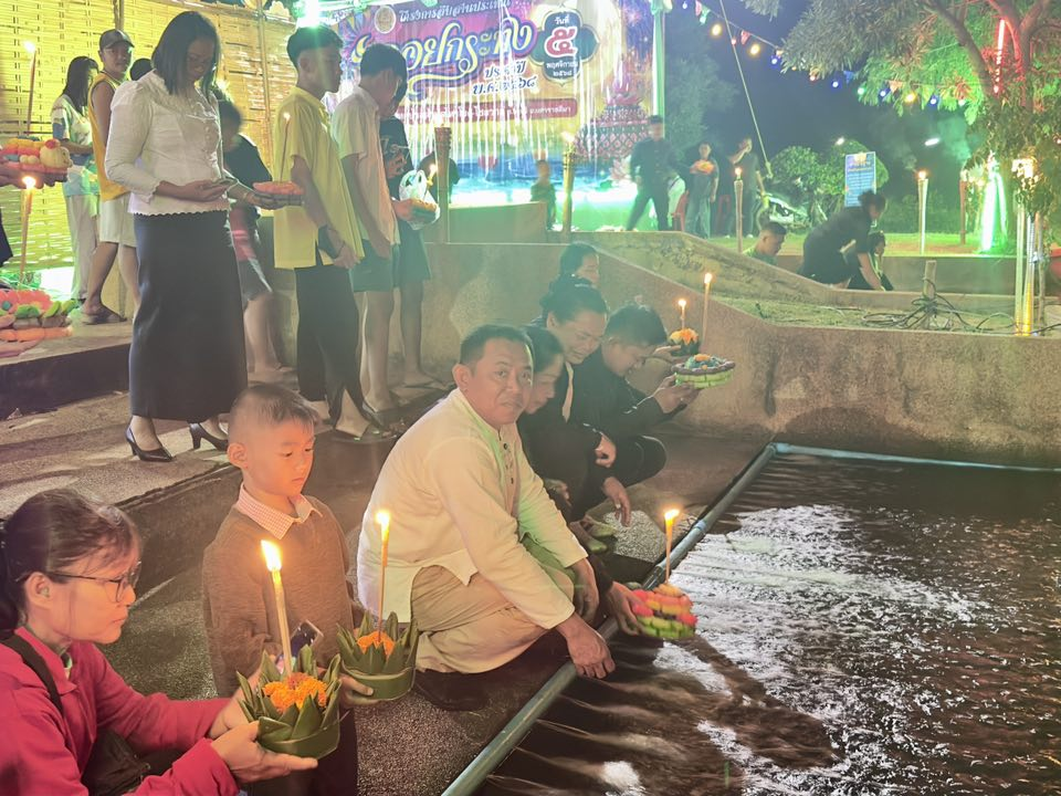 นที่ 5 พฤศจิกายน 2568 เวลา 18.00 น. เทศบาลตำบลไทรโยง-ไชยวาล นำโดยนายสุรัน จันทร์สง่า นายกเทศมนตรีตำบลไทรโยง-ไชยวาล พร้อมด้วยคณะผู้บริหาร สมาชิกสภาเทศบาล ปลัดเทศบาล หัวหน้าส่วนราชการ พนักงานเจ้าหน้าที่เทศบาล ผู้ใหญ่บ้าน ประธานชุมชน คณะกรรมการชุมชน แขกผู้มีเกียรติ และพี่น้องประชาชน ร่วมกันยืนสงบนิ่ง เพื่อถวายความอาลัย แด่สมเด็จพระนางเจ้าสิริกิติ์ พระบรมราชชนนีพันปีหลวง จากนั้นได้ร่วมกันดำเนินกิจกรรมการลอยกระทง ประจำปี 2568