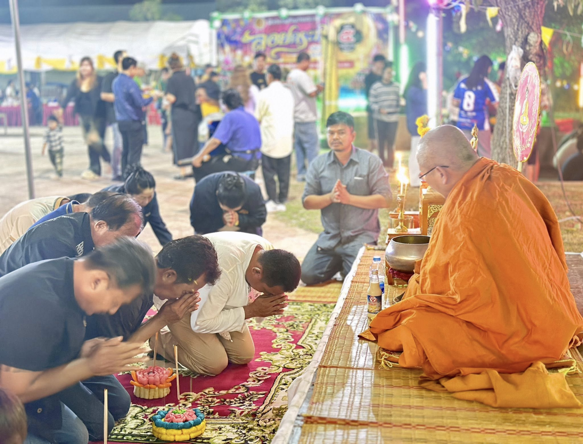 นที่ 5 พฤศจิกายน 2568 เวลา 18.00 น. เทศบาลตำบลไทรโยง-ไชยวาล นำโดยนายสุรัน จันทร์สง่า นายกเทศมนตรีตำบลไทรโยง-ไชยวาล พร้อมด้วยคณะผู้บริหาร สมาชิกสภาเทศบาล ปลัดเทศบาล หัวหน้าส่วนราชการ พนักงานเจ้าหน้าที่เทศบาล ผู้ใหญ่บ้าน ประธานชุมชน คณะกรรมการชุมชน แขกผู้มีเกียรติ และพี่น้องประชาชน ร่วมกันยืนสงบนิ่ง เพื่อถวายความอาลัย แด่สมเด็จพระนางเจ้าสิริกิติ์ พระบรมราชชนนีพันปีหลวง จากนั้นได้ร่วมกันดำเนินกิจกรรมการลอยกระทง ประจำปี 2568