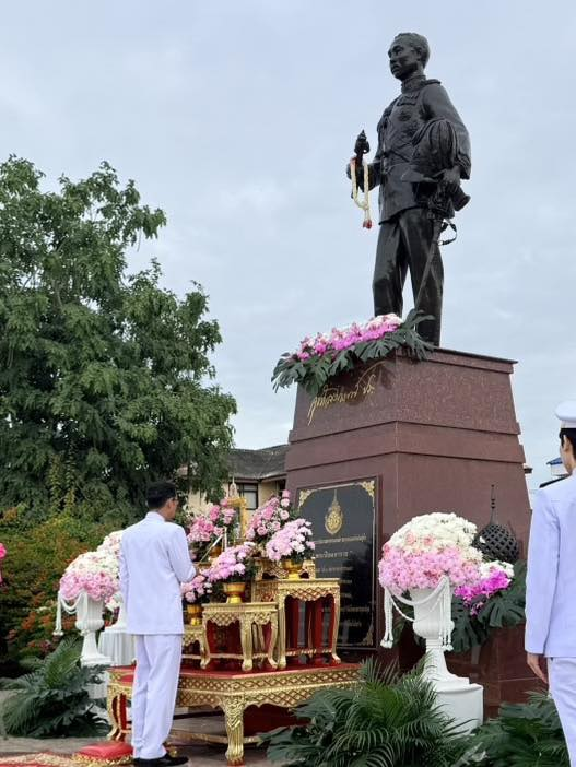 ทศบาลตำบลไทรโยง-ไชยวาล นำโดยนายสุรัน จันทร์สง่า นายกเทศมนตรีตำบลไทรโยง-ไชยวาล พร้อมด้วยคณะผู้บริหาร สมาชิกสภาเทศบาล ข้าราชการ ผู้ใหญ่บ้าน และพนักงานเจ้าหน้าที่เทศบาล ร่วมพิธีวางพวงมาลาถวายราชสักการะ เพื่อระลึกถึงพระมหากรุณาธิคุณ “ เนื่องในวันปิยมหาราช 23 ตุลาคม ”