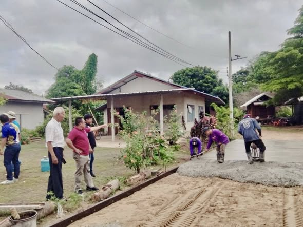 เทศบาลตำบลไทรโยง-ไชยวาล นำโดยนายสุรัน จันทร์สง่า นายกเทศมนตรีฯ พร้อมด้วยคณะผู้บริหาร และพนักงานเจ้าหน้าที่เทศบาลฯ ลงพื้นที่ร่วมตรวจสอบการดำเนินงานโครงการปรับปรุงถนนคอนกรีตเสริมเหล็ก สายแสนสุข 7