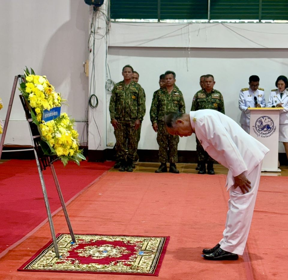 เทศบาลตำบลไทรโยง-ไชยวาล โดยนายสุรัน จันทร์สง่า นายกเทศมนตรีฯ มอบหมายให้ นายเลี้ยว ทนจังหรีด ประธานสภาเทศบาลฯ พร้อมด้วยคณะผู้บริหาร สมาชิกสภาเทศบาลฯ ปลัดเทศบาลฯ หัวหน้าส่วนราชการ และพนักงานเจ้าหน้าที่เทศบาลฯ ร่วมกิจกรรมเนื่องในวันนวมินทรมหาราช ในพิธีวางพวงมาลา 13 ตุลาคม 2568