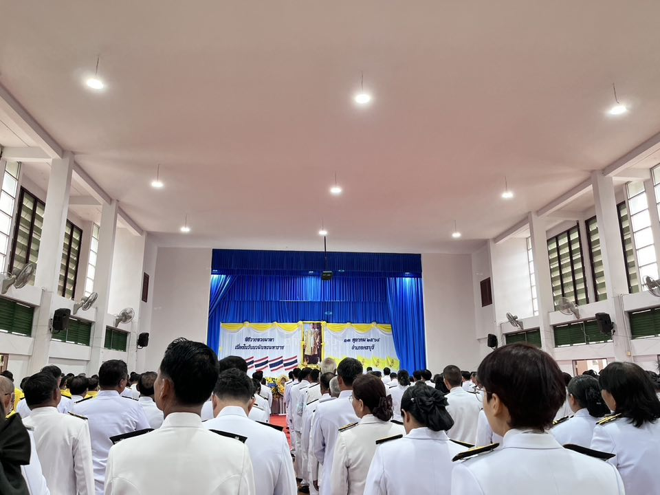 เทศบาลตำบลไทรโยง-ไชยวาล โดยนายสุรัน จันทร์สง่า นายกเทศมนตรีฯ มอบหมายให้ นายเลี้ยว ทนจังหรีด ประธานสภาเทศบาลฯ พร้อมด้วยคณะผู้บริหาร สมาชิกสภาเทศบาลฯ ปลัดเทศบาลฯ หัวหน้าส่วนราชการ และพนักงานเจ้าหน้าที่เทศบาลฯ ร่วมกิจกรรมเนื่องในวันนวมินทรมหาราช ในพิธีวางพวงมาลา 13 ตุลาคม 2568