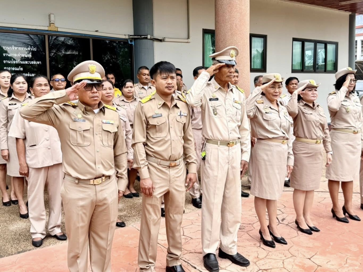 ทศบาลตำบลไทรโยง-ไชยวาล นำโดยนายสุรัน จันทร์สง่า นายกเทศมนตรีฯ พร้อมด้วยคณะผู้บริหาร สมาชิกสภาเทศบาล ข้าราชการ พนักงาน และเด็กนักเรียนศูนย์พัฒนาเด็กเล็กเทศบาลฯ ดำเนินกิจกรรมเคารพธงชาติและร้องเพลงชาติไทย เนื่องในวันพระราชทานธงชาติไทย เพื่อเป็นการน้อมรำลึกในพระมหากรุณาธิคุณพระบาทสมเด็จพระมงกุฎเกล้าเจ้าอยู่หัว รัชกาลที่ 6 ที่ทรงพระราชทานธงไตรรงค์เป็นธงชาติไทย ณ บริเวณหน้าเสาธง เทศบาลตำบลไทรโยง-ไชยวาล